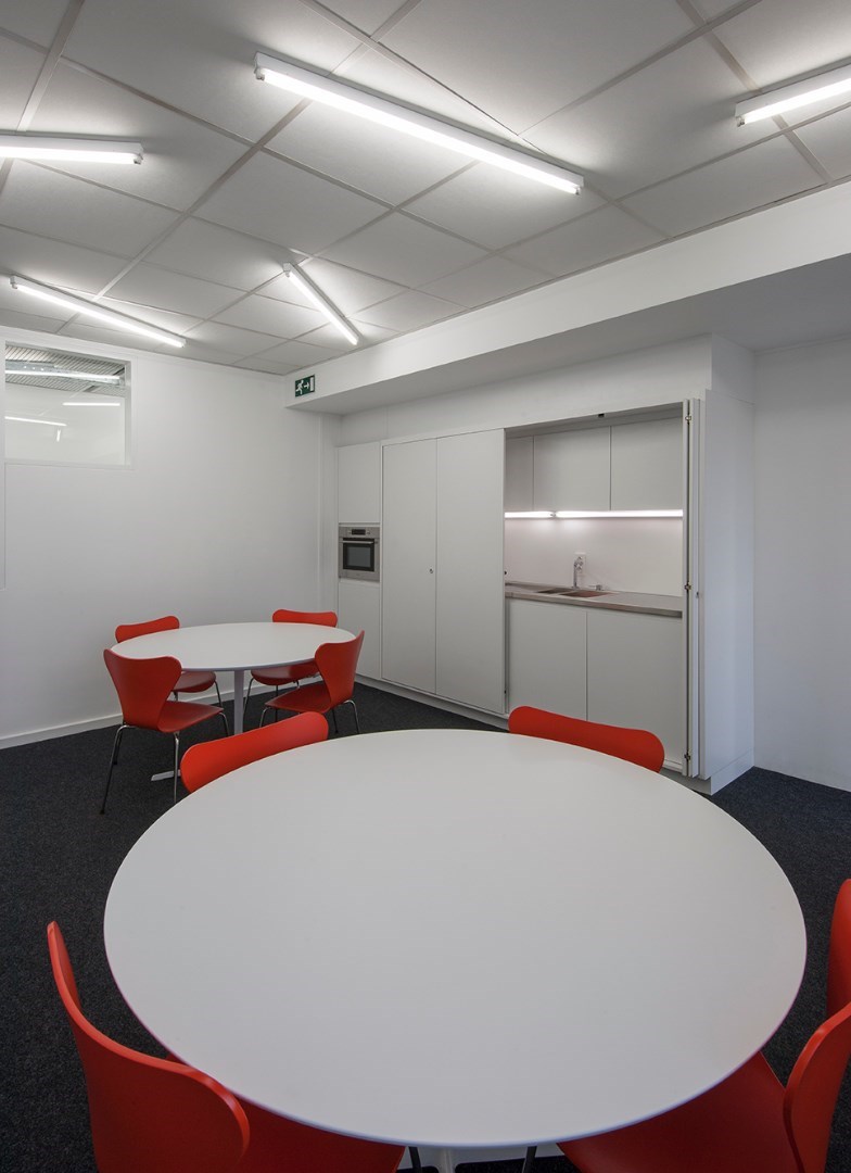 Instapklare kantoorruimte  (32 m&#178;) met parking en alle faciliteiten inclusief, Torhout. 