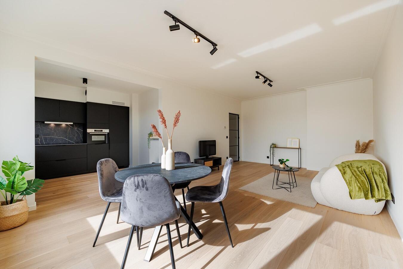 Kwalitatief gerenoveerd appartement met terras! 