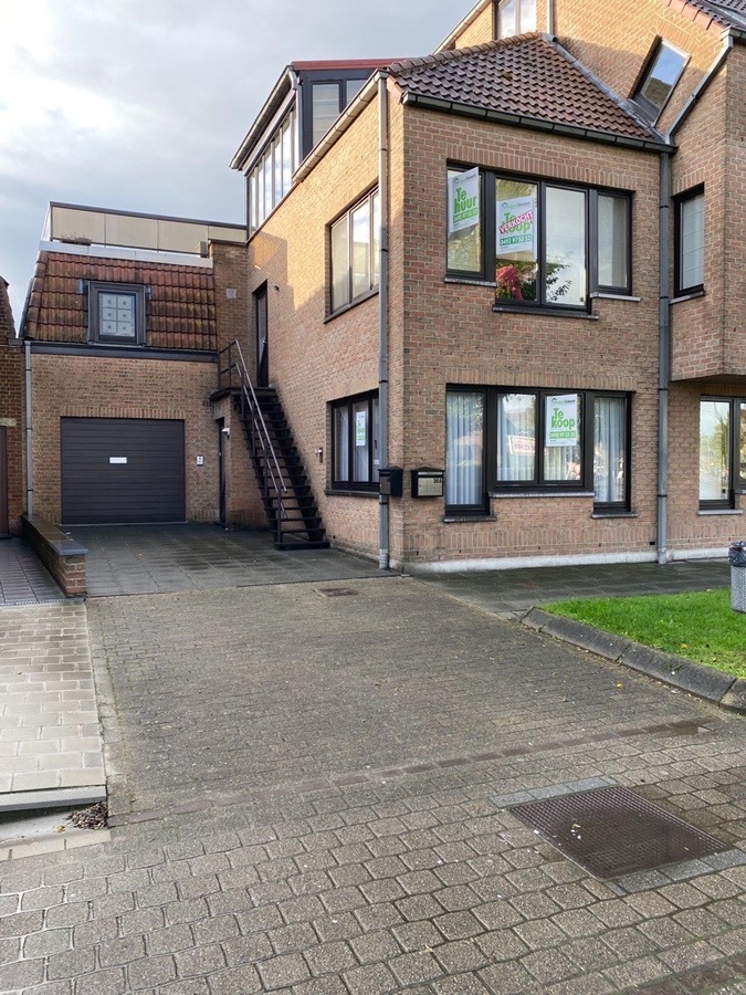 Ruim appartement met 2 slaapkamers en garage met autostaanplaats te Koekelare 