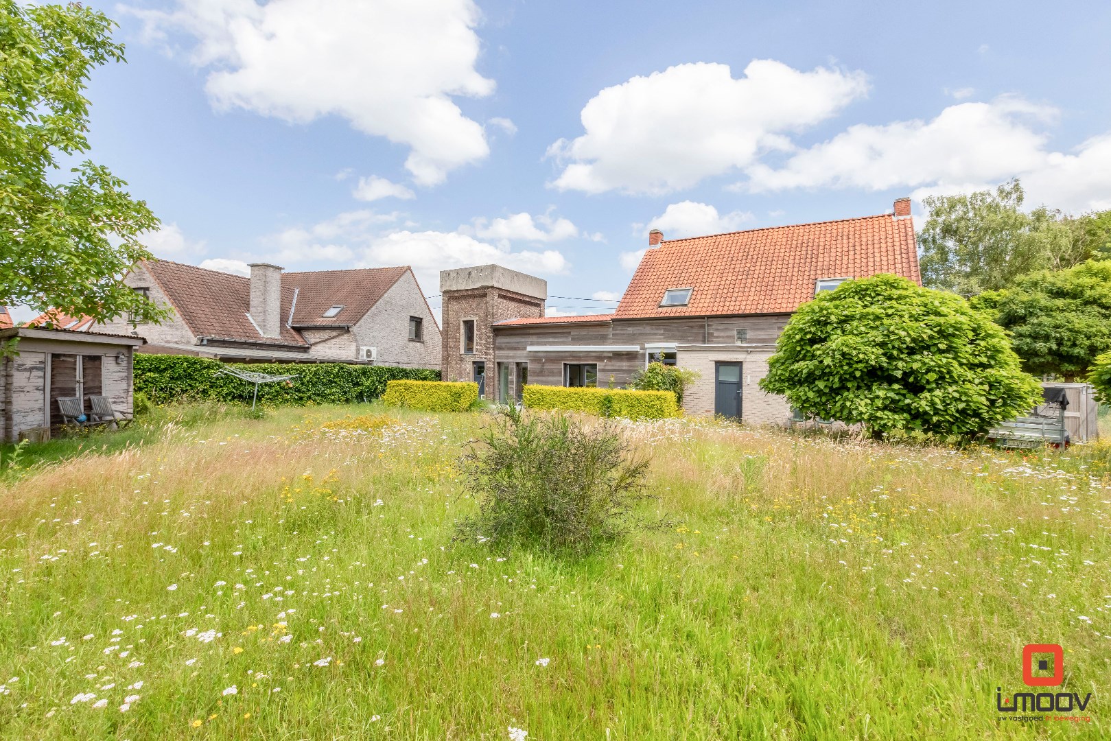 Ruime, landelijk gelegen, op te frissen woning met authentiek karakter en talloze mogelijkheden 