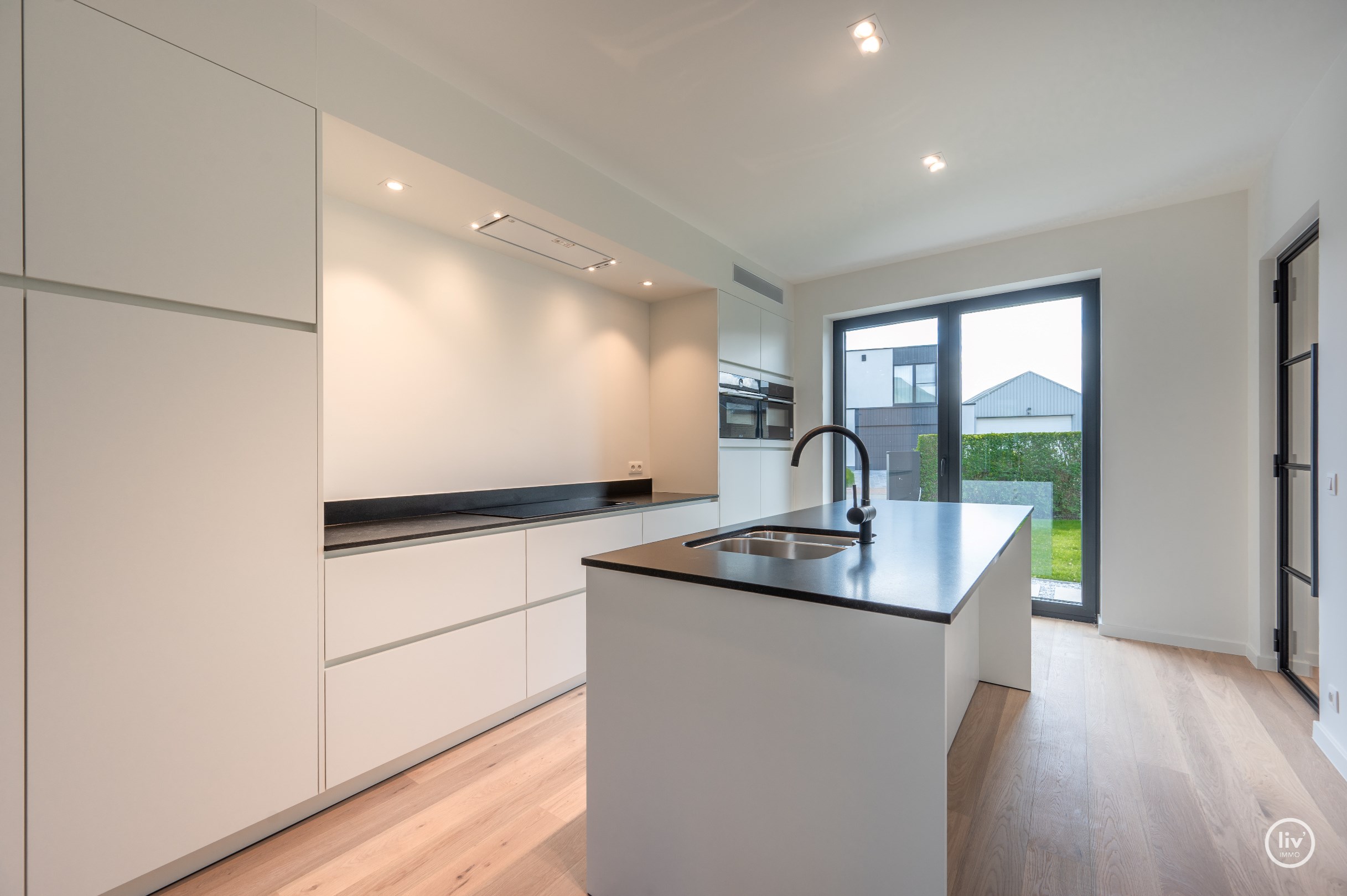 Prachtige alleenstaande en energiezuinige villa met zwembad en alle hedendaags modern comfortgelegen op een terrein van 699 m&#178; en dit in een residenti&#235;le villawijk te Knokke-Heist. 