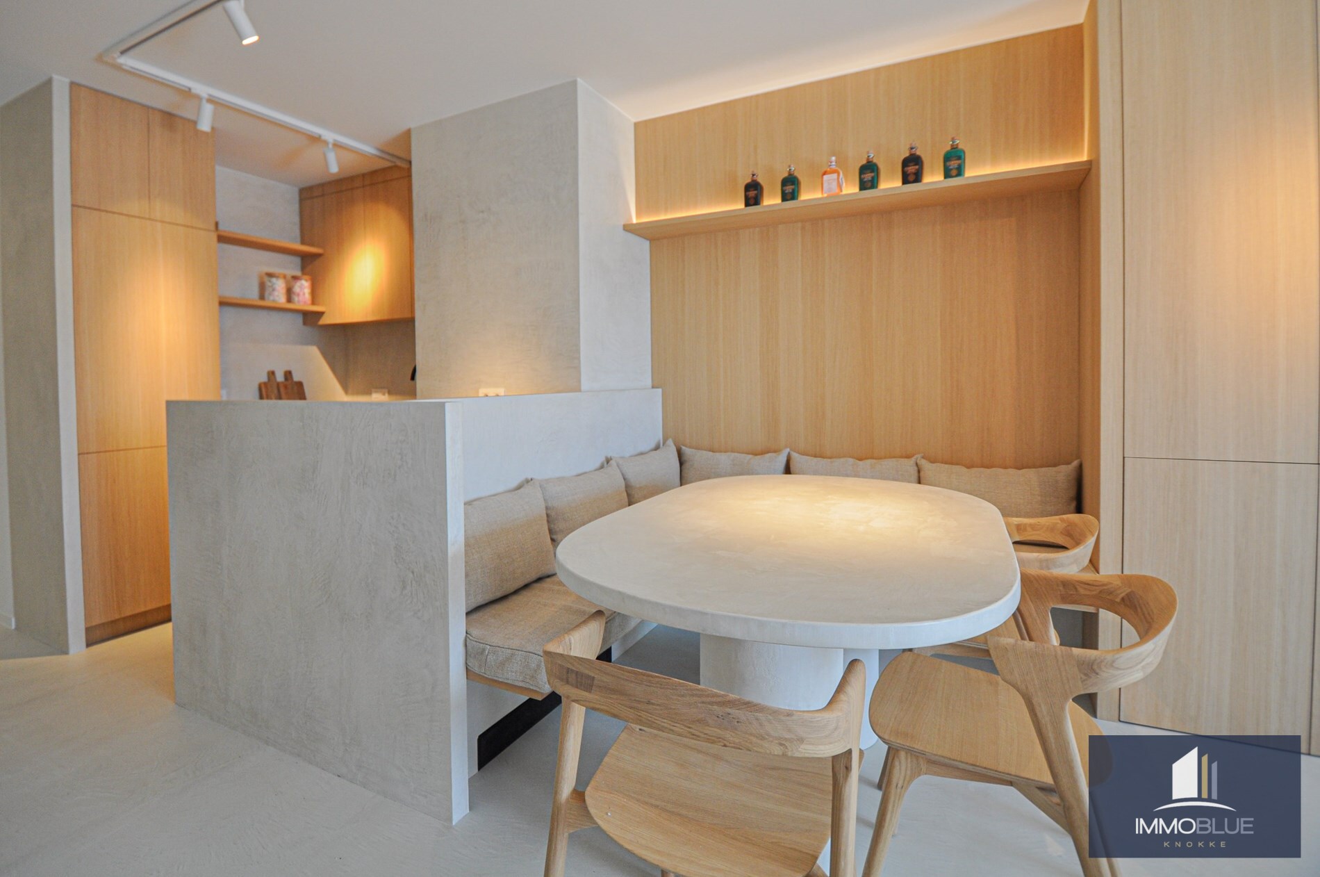 Appartement enti&#232;rement r&#233;nov&#233; avec une grande terrasse ensoleill&#233;e. 