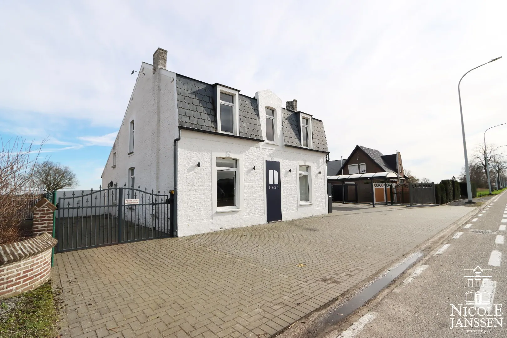 Voorkant woning met parkeergelegenheid