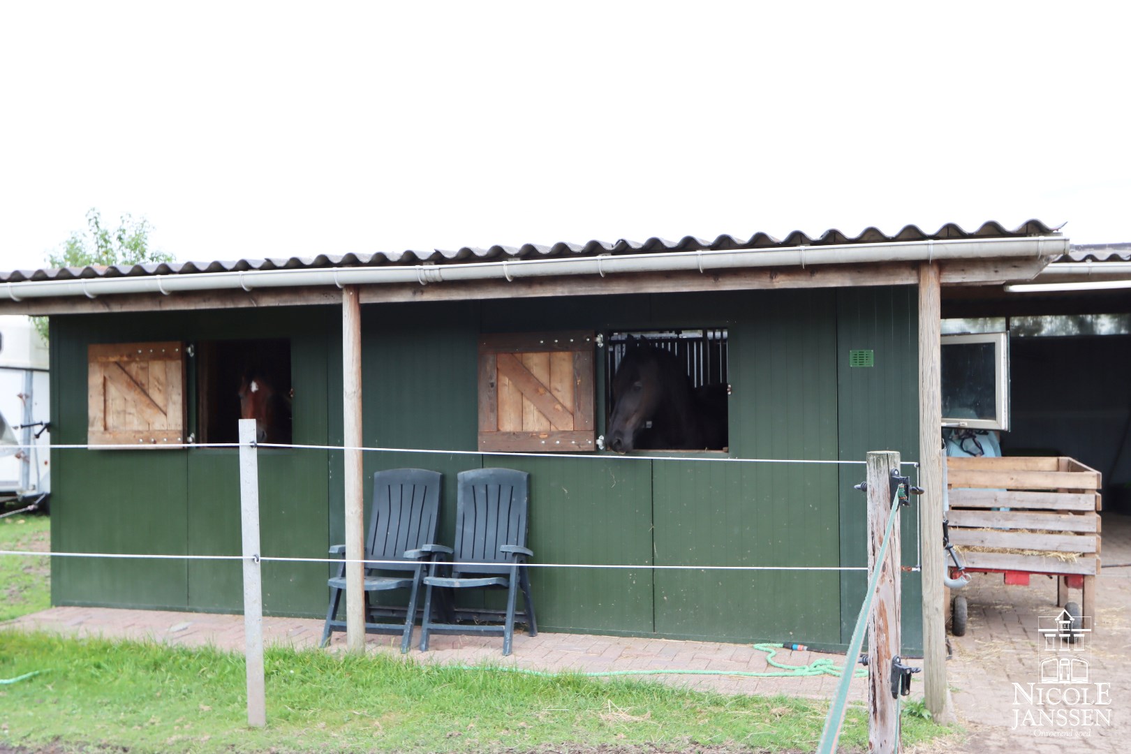 Achteraan op het perceel staat een paardenstal met 4 boxen, wasplaats en solarium 