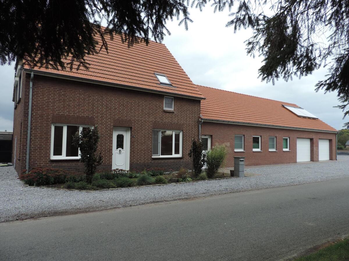 Landelijke hoeve met weide op ca. 93 are te Kinrooi 