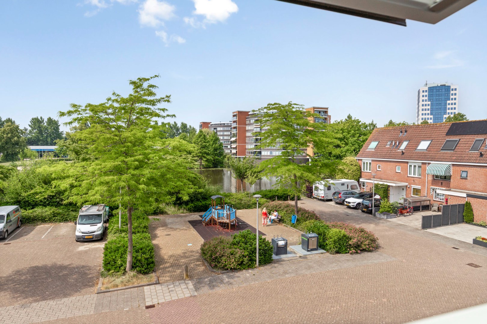 Energiezuinige eengezinswoning energielabel A, met 4 slaapkamers, uitgebouwde woonkamer, 12 zonnepanelen, vloerverwarming en gelegen op eigen grond. 