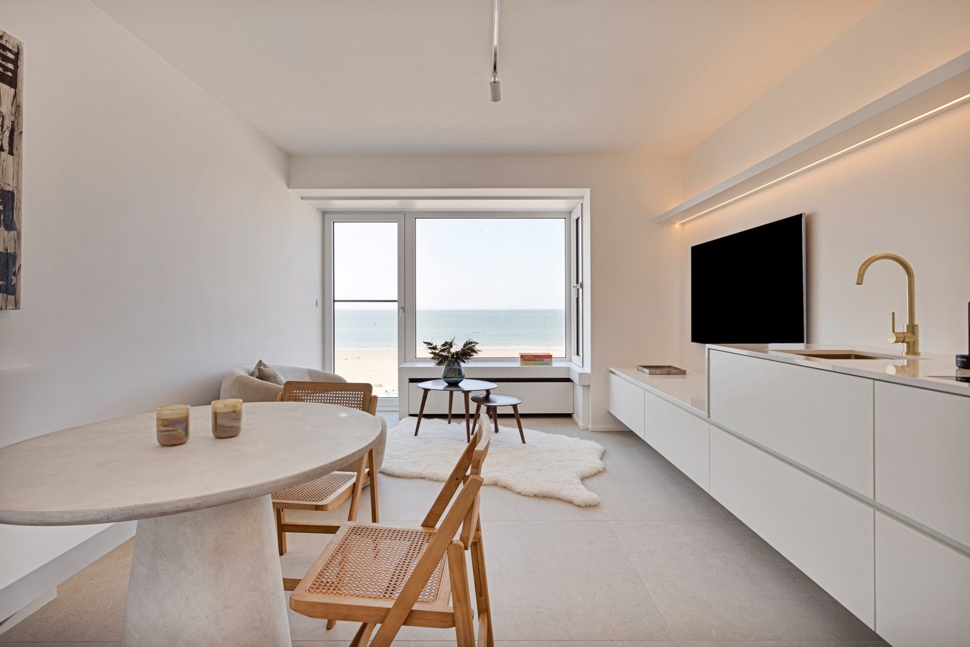 Gezellig en prachtig gerenoveerd vakantie appartement met frontaal zeezicht. 