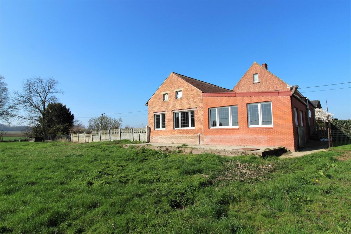 Te renoveren woning met bijgebouwen en weiland op ca. 75a te Kortenaken (Vlaams-Brabant) 