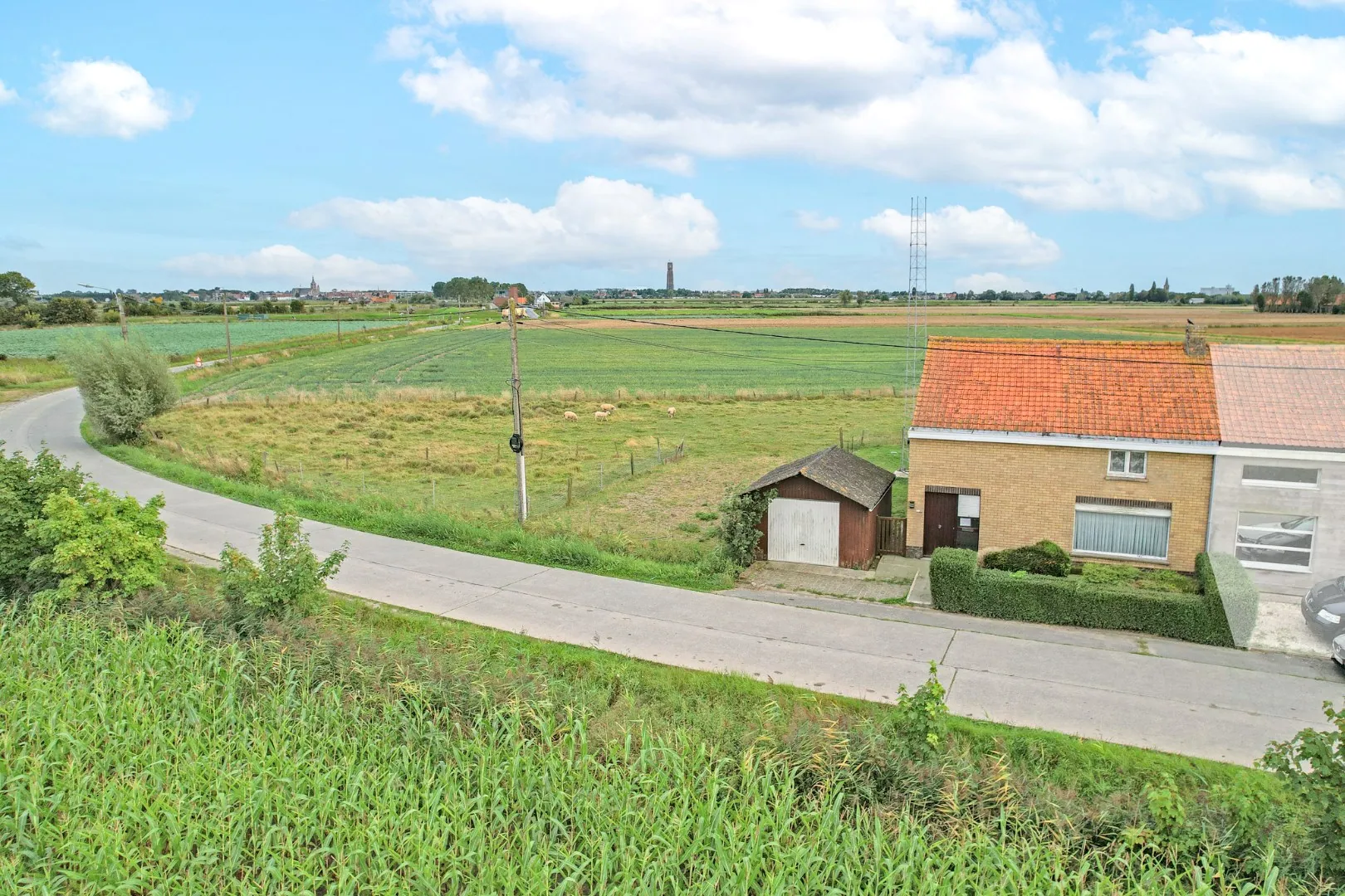 Halfopen bebouwing met prachtige vergezichten op 4.112m² te Diksmuide!