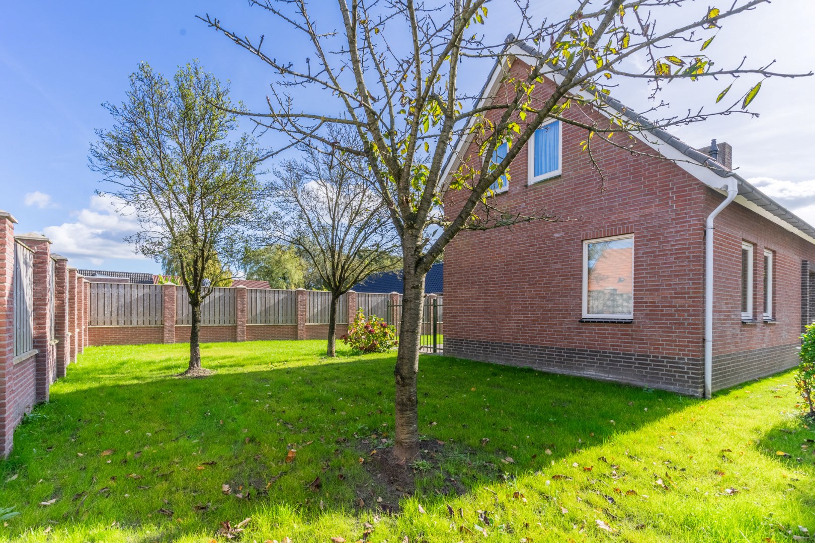 Vrijstaande woning met vrijstaande garage en tuin. Levensloopbestendig. Energielabel C. 