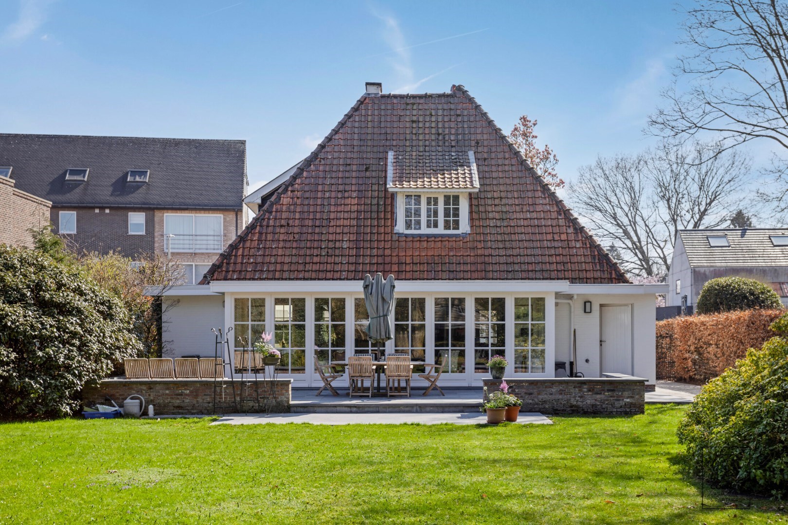 Prachtige woning op een perceel van ca. 2350m&#178; en een centrale locatie te Zandhoven! 