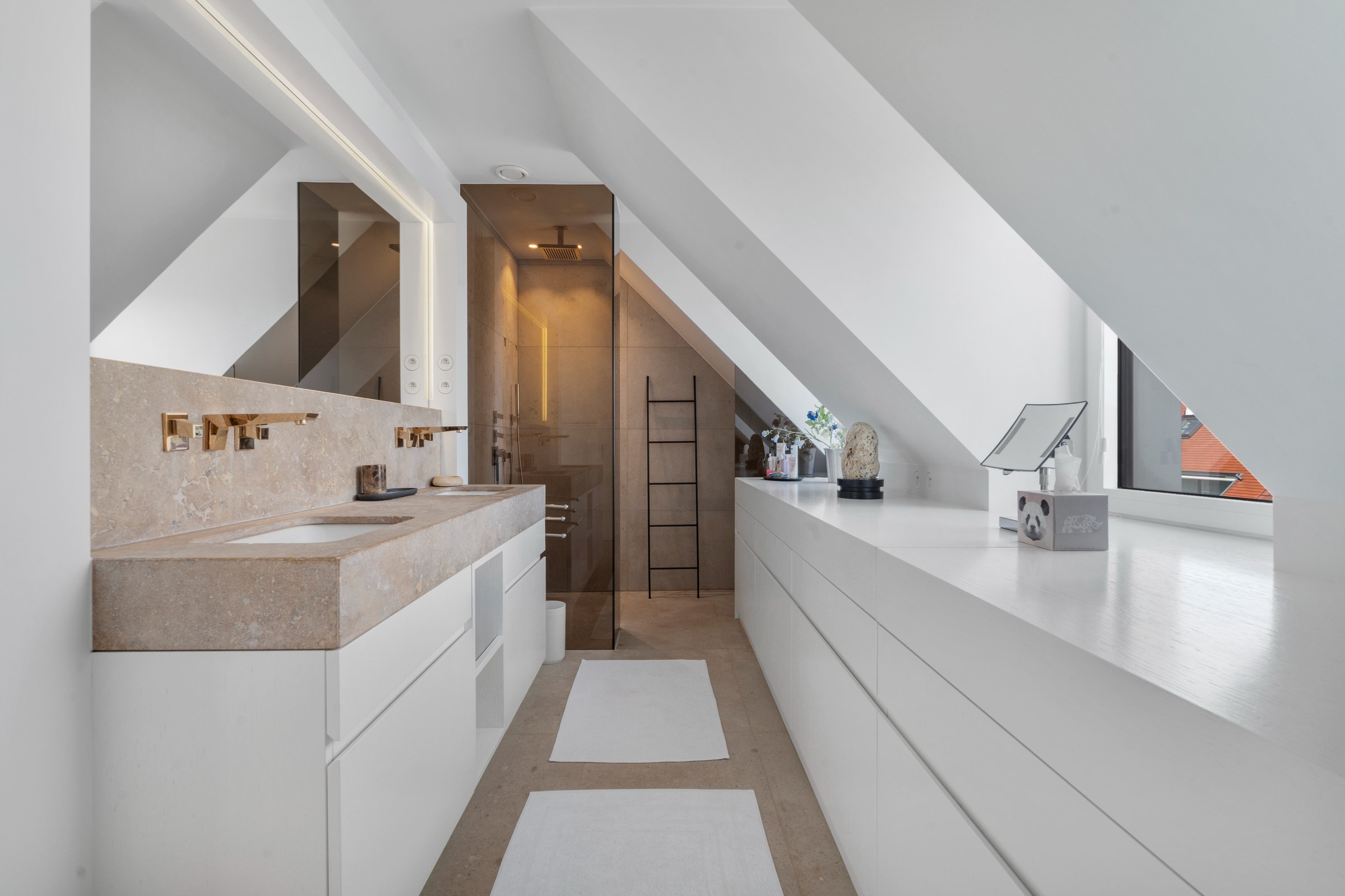 Luxueus duplex-hoekappartement, voorzien van alle comfort, nabij het Rubensplein (Mogelijkheid tot aankoop van een inpandige garage-staanplaats) 