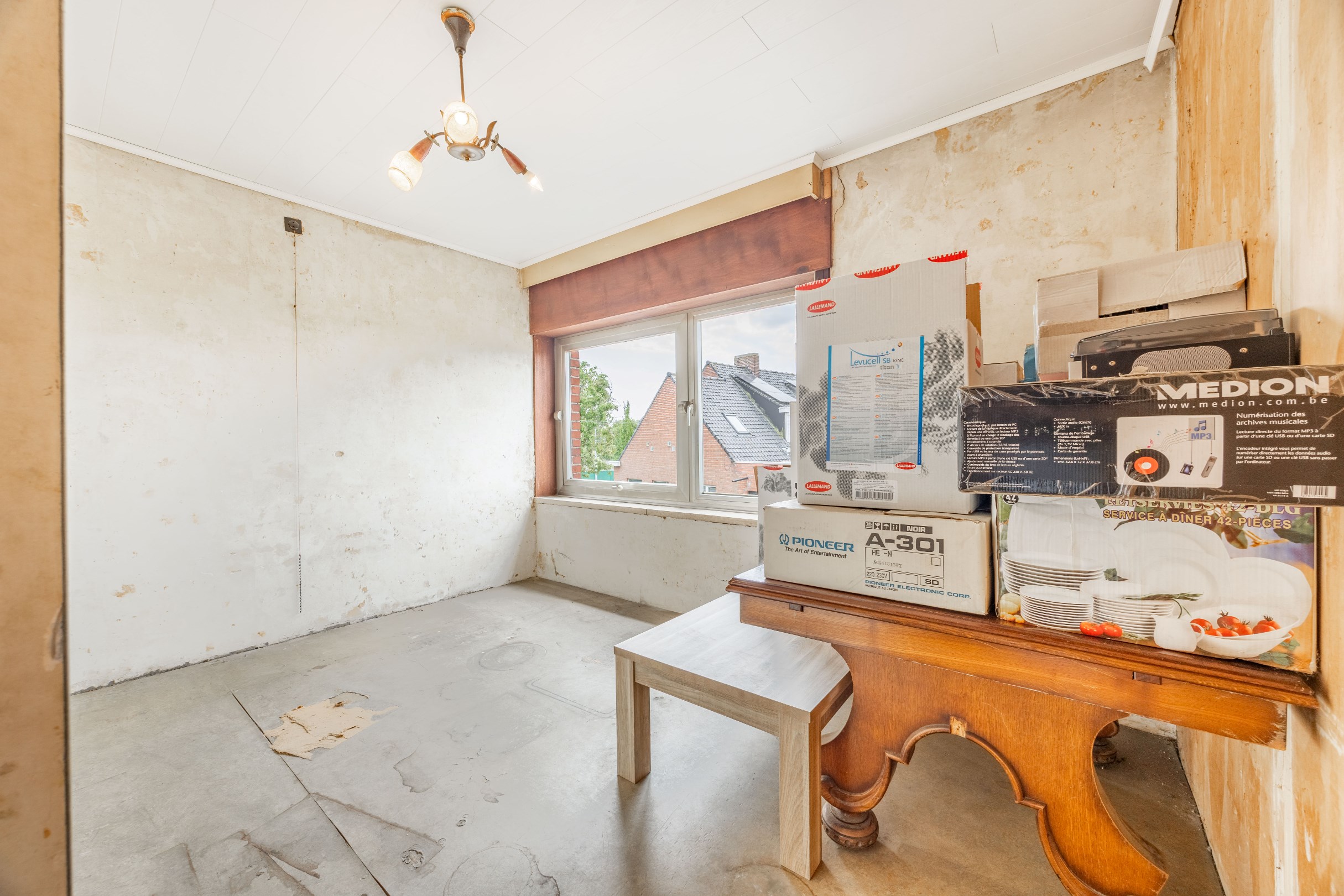 TE RENOVEREN WONING MET GARAGE 