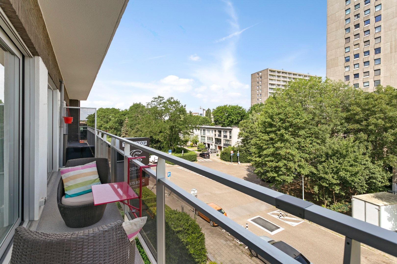 Ruim appartement met 2 slpk&#39;s, 2 balkons, autostaanplaats en een bew. opp. van ca. 95 m&#178; op een centrale locatie te Deurne! 