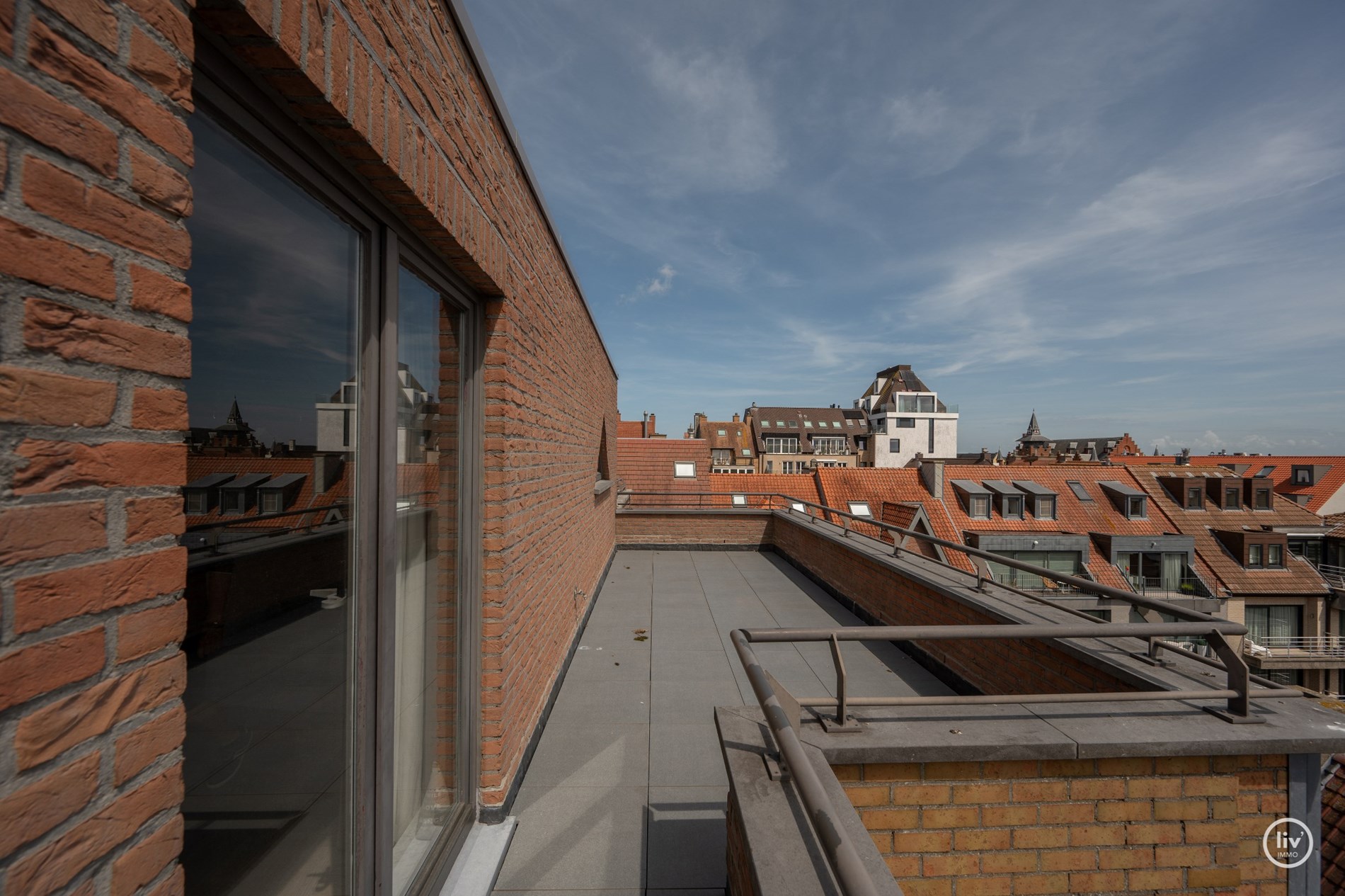 “Unieke Penthouse (1992) te koop op een toplocatie in Knokke –3 -kamerappartement met uitzonderlijke zonneterrassen van meer dan +/- 200m2 . 