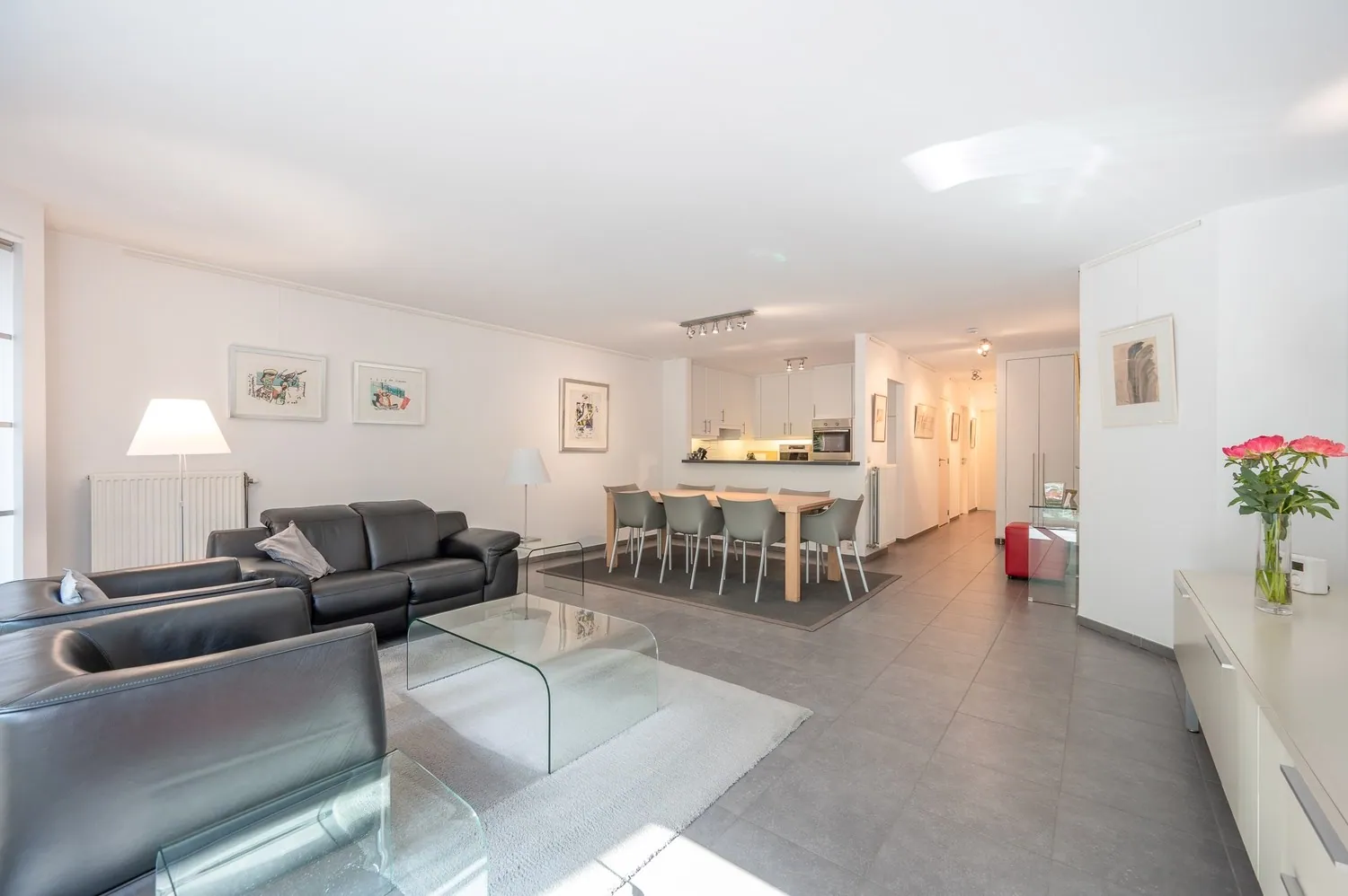 "Appartement spacieux avec 2 chambres et 2 salles de bain à Knokke avec vue dégagée sur la rue."
