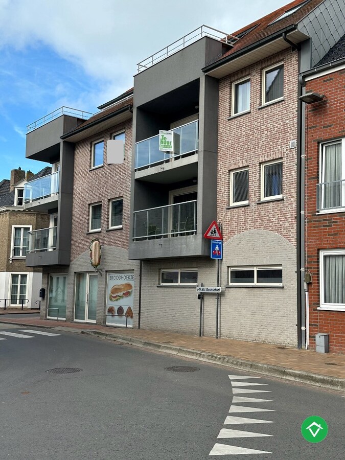 Charmant 2-slaapkamerappartement met garage en extra berging aan markt Kortemark 