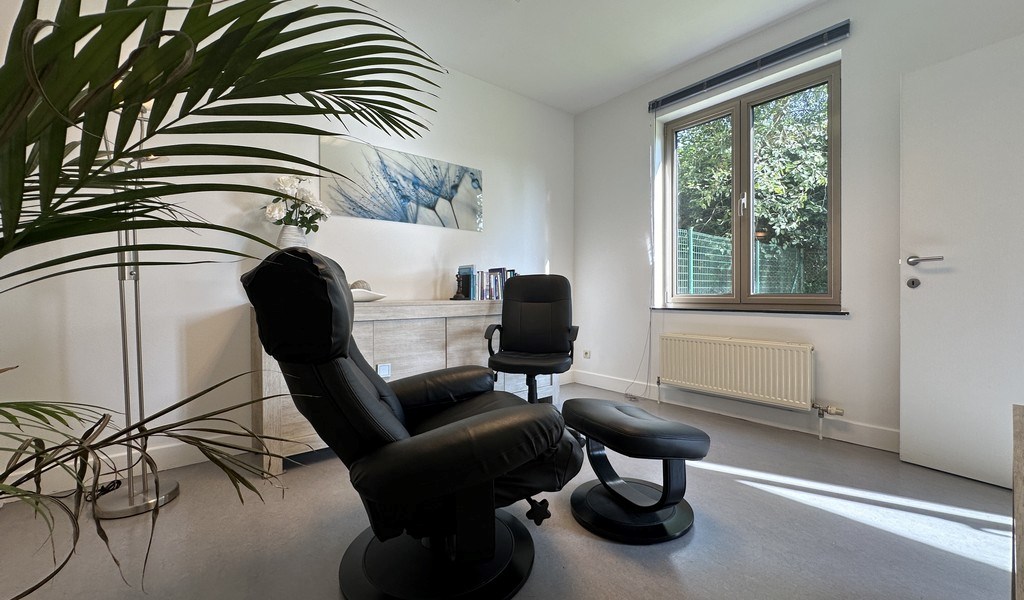 Lichtrijke kantoor- of praktijkruimte met terras te huur in Drongen