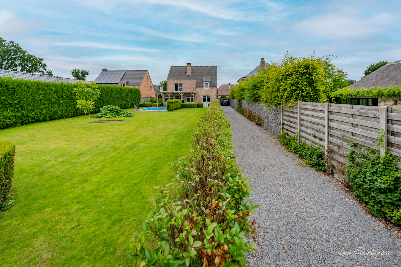 Instapklare villa met paardenstallen en weide op ca. 50 are te Leopoldsburg. 