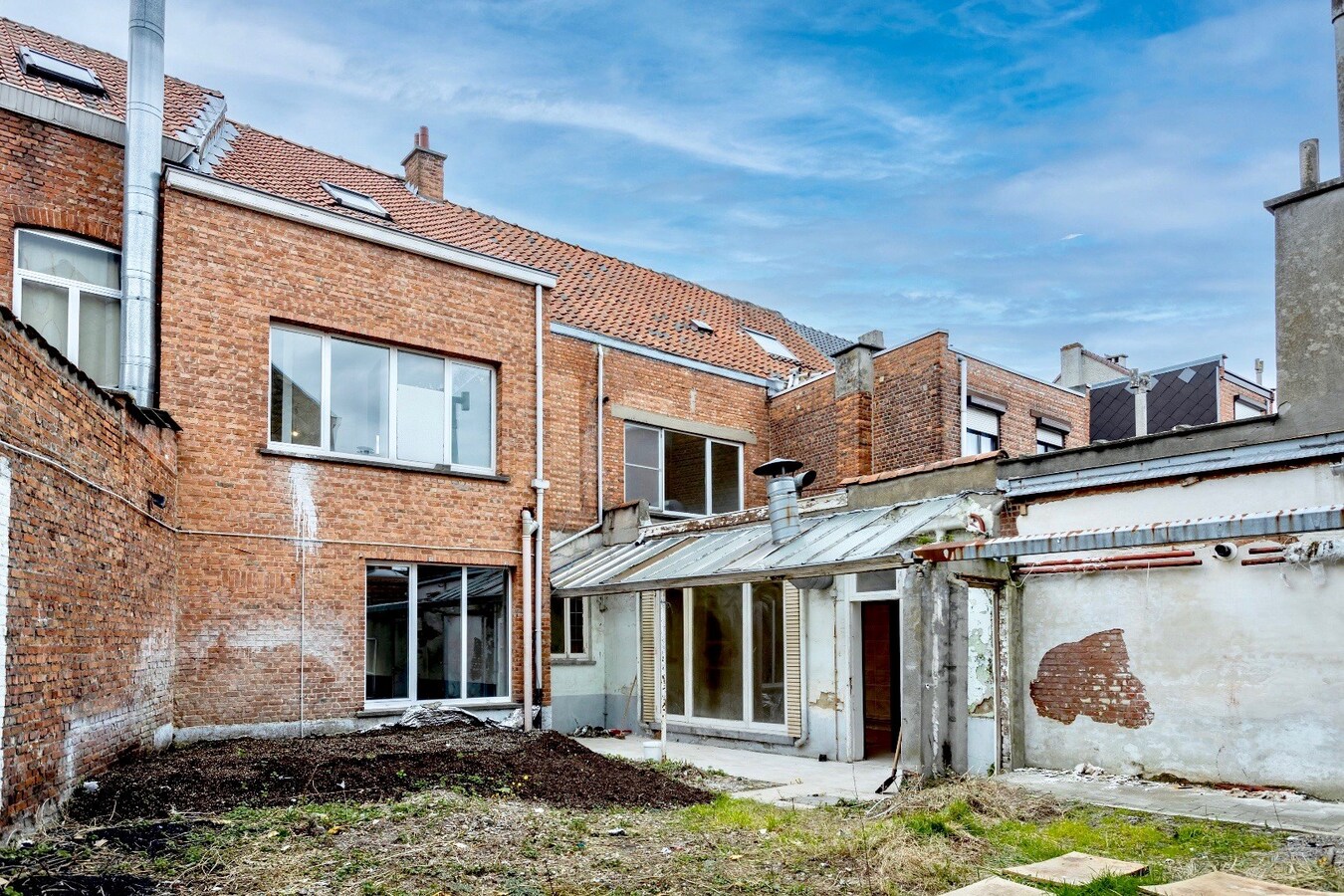 Handelspand met gerenoveerd 3 slpk appartement te Sint-Niklaas 