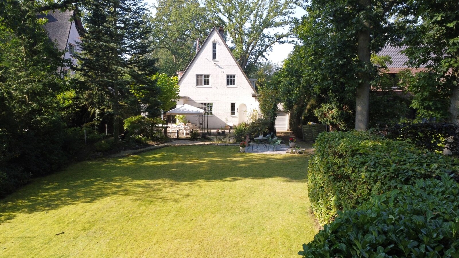 Karaktervolle villa op een perceel van  1.779 m&#178; te Schilde op wandelafstand van het centrum 