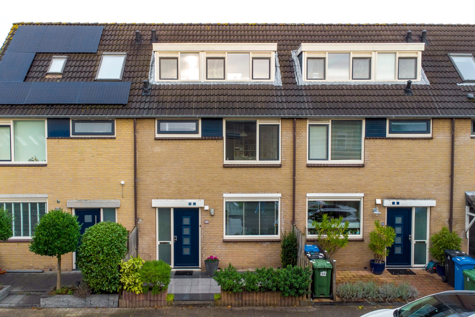 Dit fijne en energiezuinige (A-label) familiehuis met moderne keuken, 4 slaapkamers, 3 dakkapellen en riante achtertuin is direct te betrekken! 