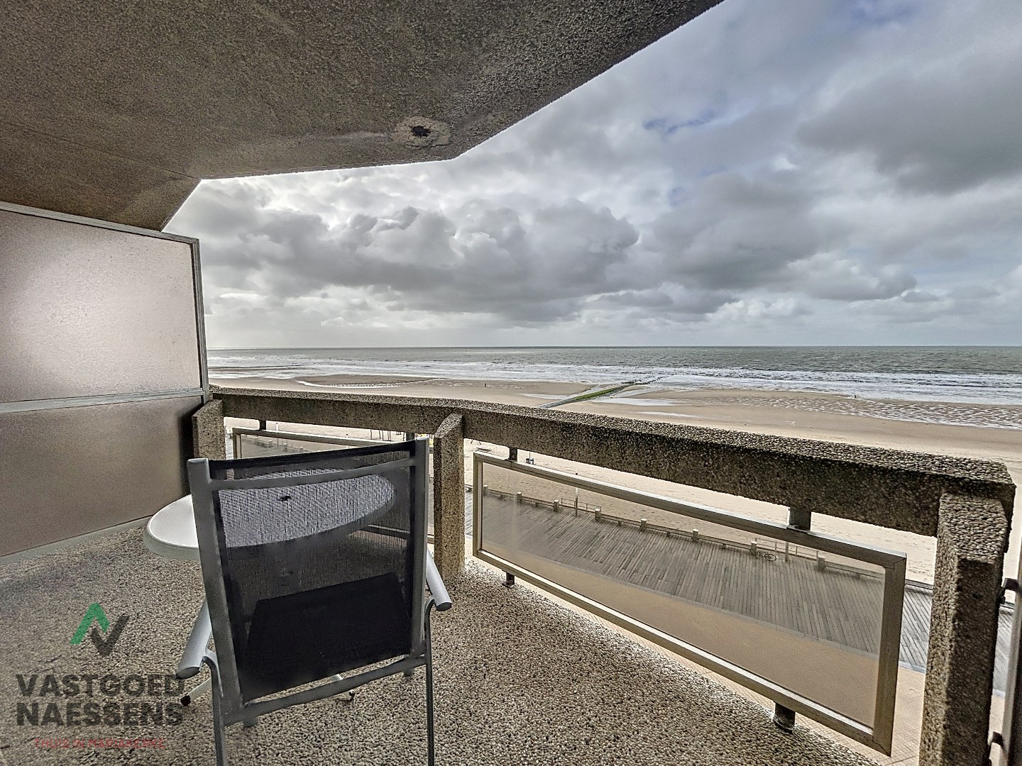 Instapklare studio met terras en zicht op zee 