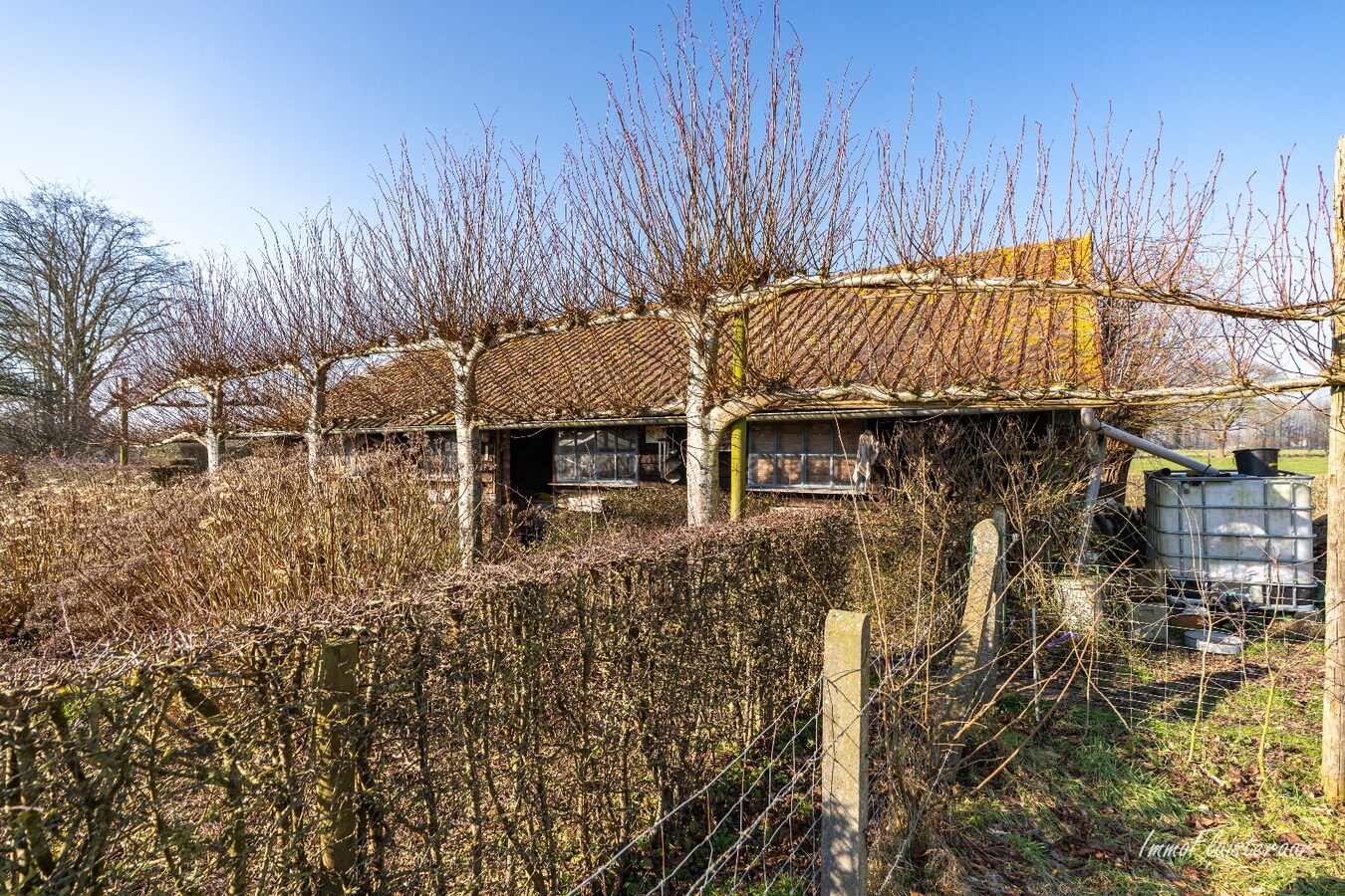 Laagbouwwoning met diverse aanhorigheden op ca. 7500 m&#178; te Ursel 