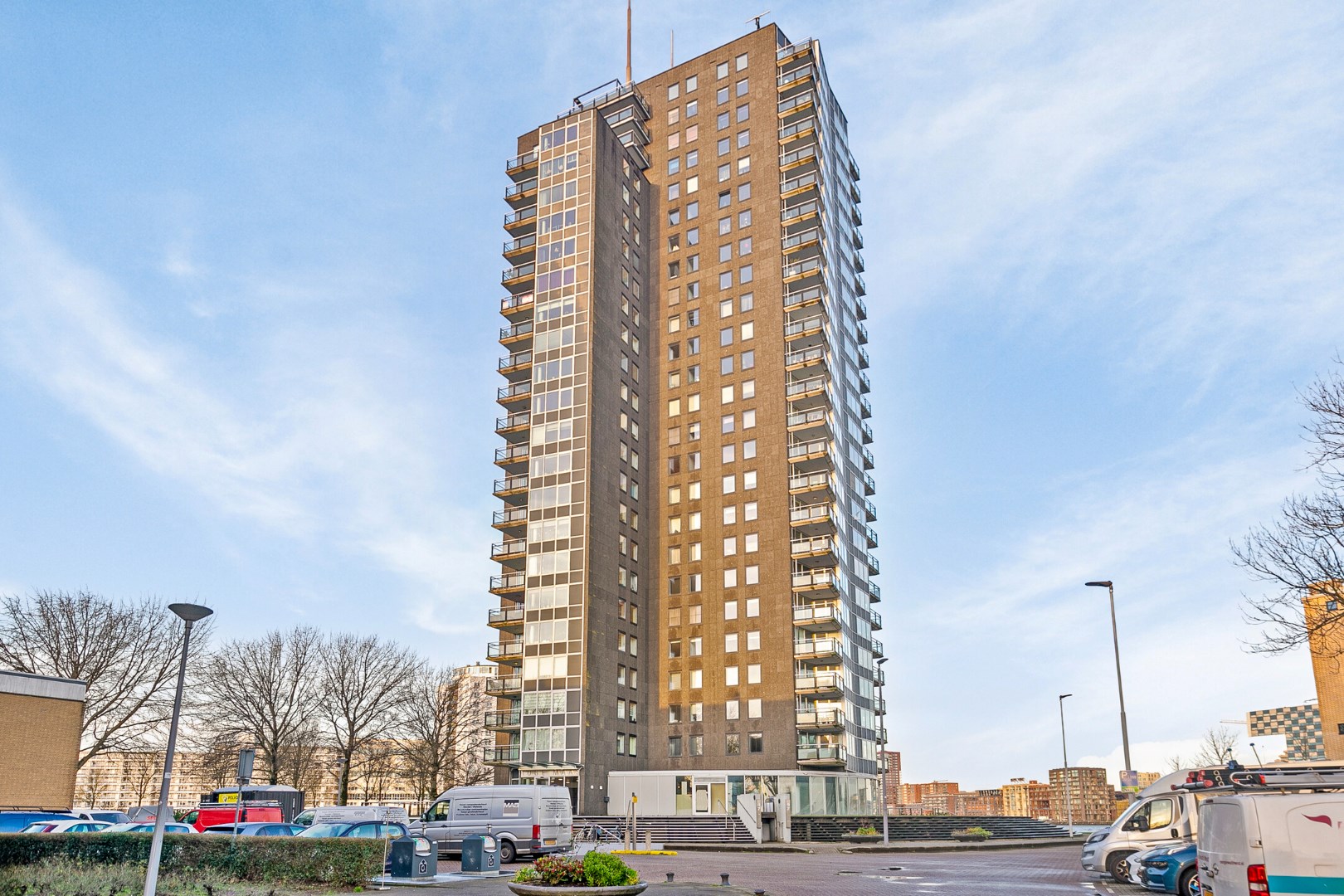 Op de 15e verdieping gelegen 3-kamer appartement met geweldig uitzicht over Rotterdam en een eigen priv&#233; parkeerplaats in de ondergrondse garage! 