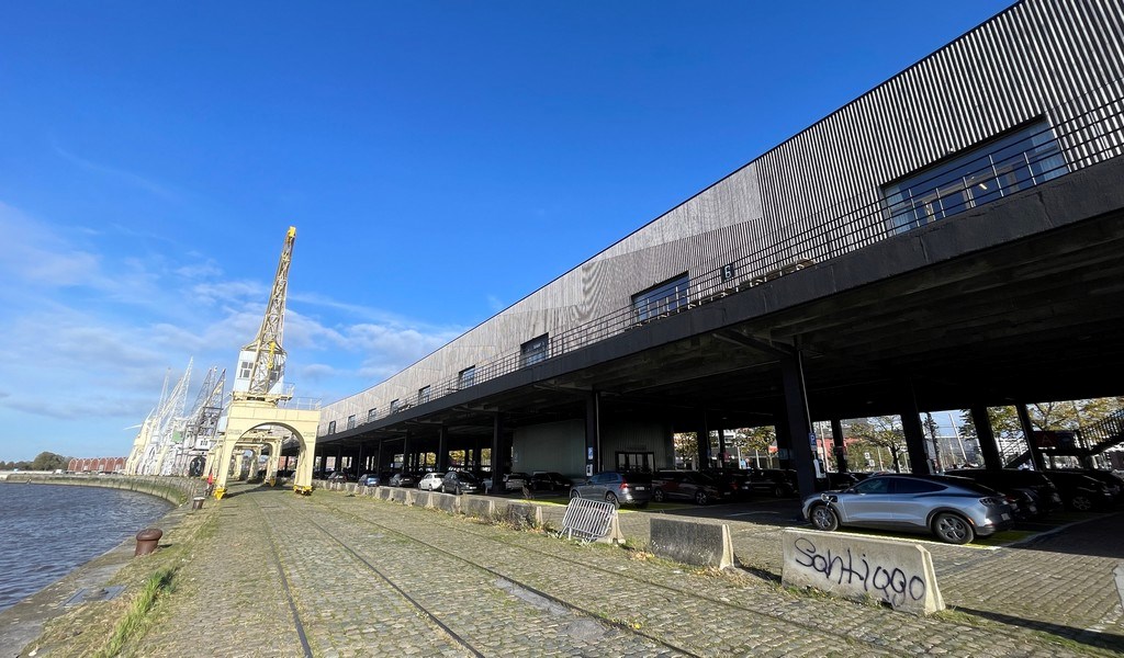 Gerenoveerde loftkantoren in Hangar 26 in Antwerpen