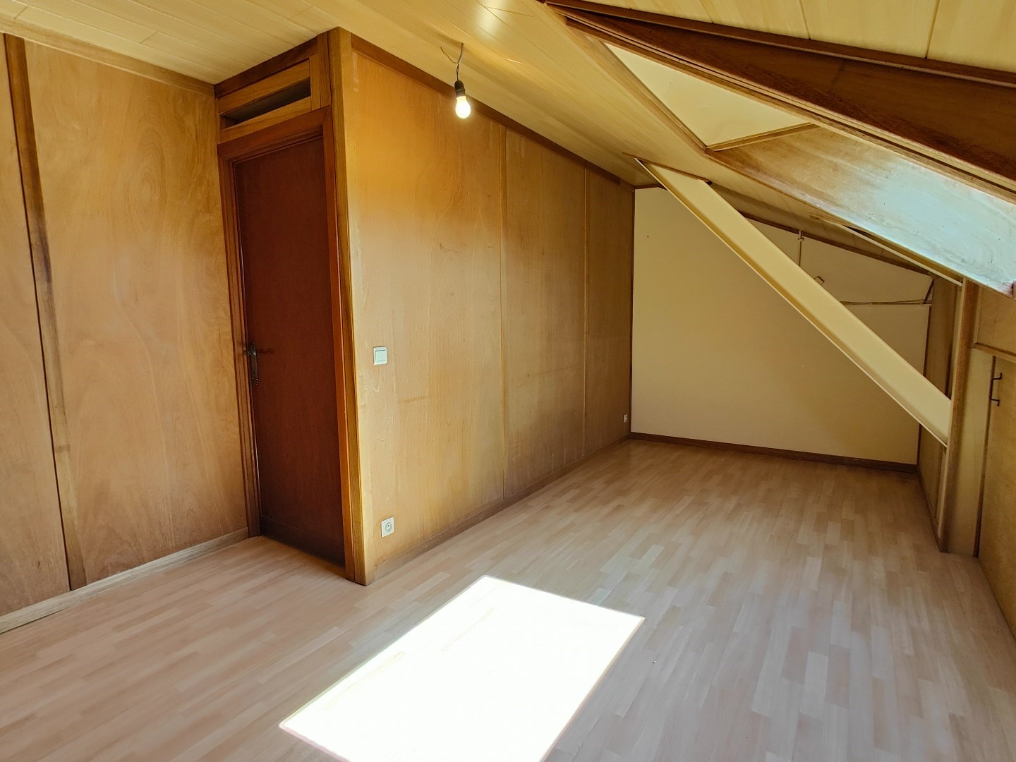 Ruime villa met loods op 1.689 m&#178; – zuidgerichte tuin en tal van mogelijkheden 