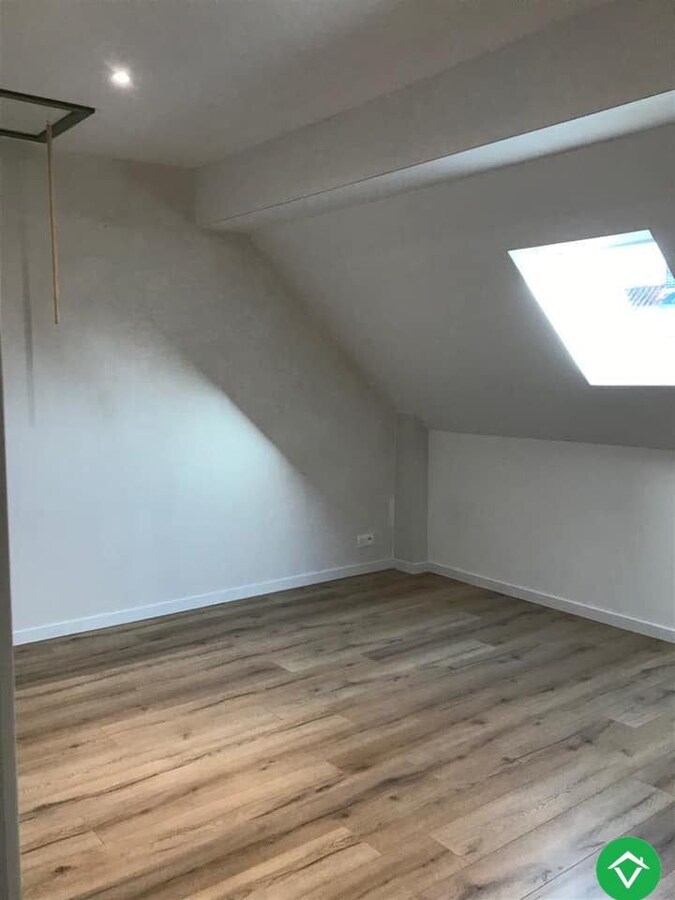 Prachtig gerenoveerde rijwoning nabij het centrum met 3 slaapkamers, tuin en garage te Roeselare 