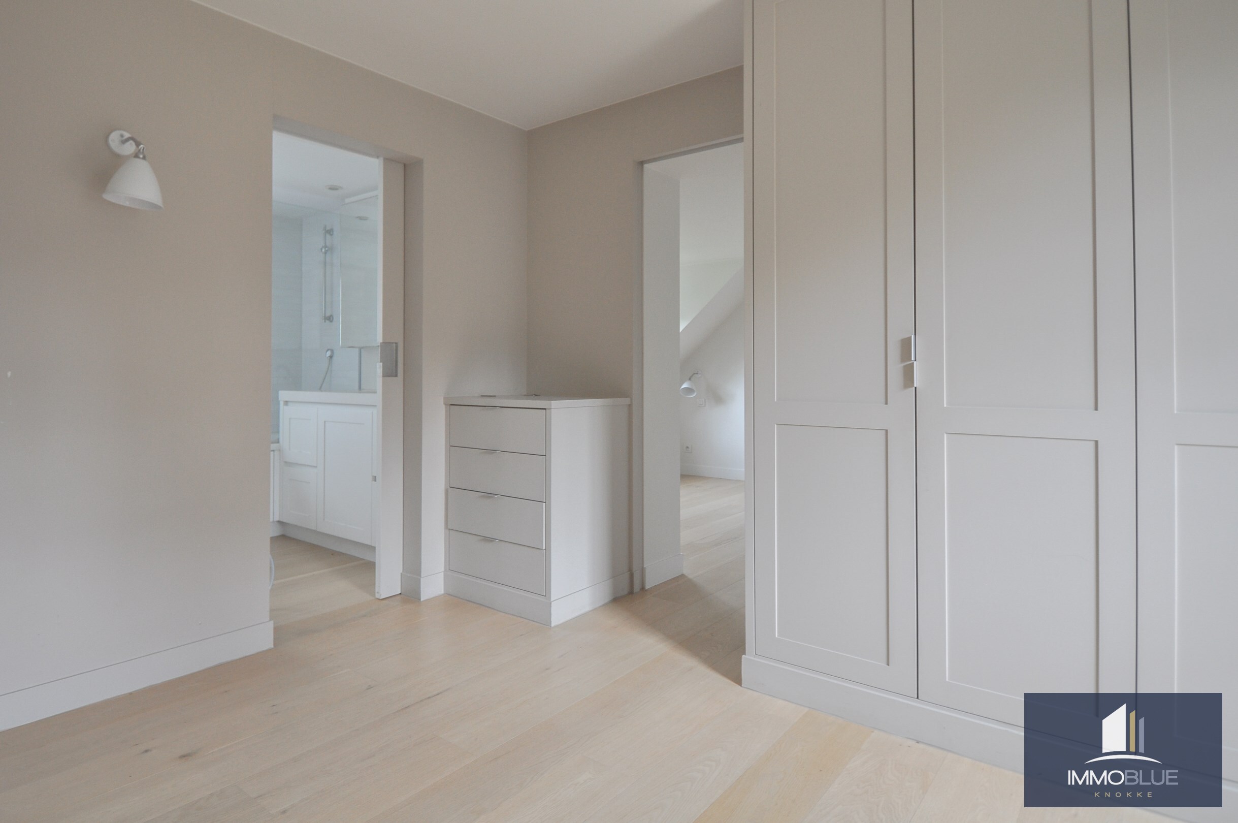 Villa exclusive, situ&#233;e au calme sur un terrain de 1.628 m&#178;, &#224; proximit&#233; du Royal Zoute Tennis Club. 