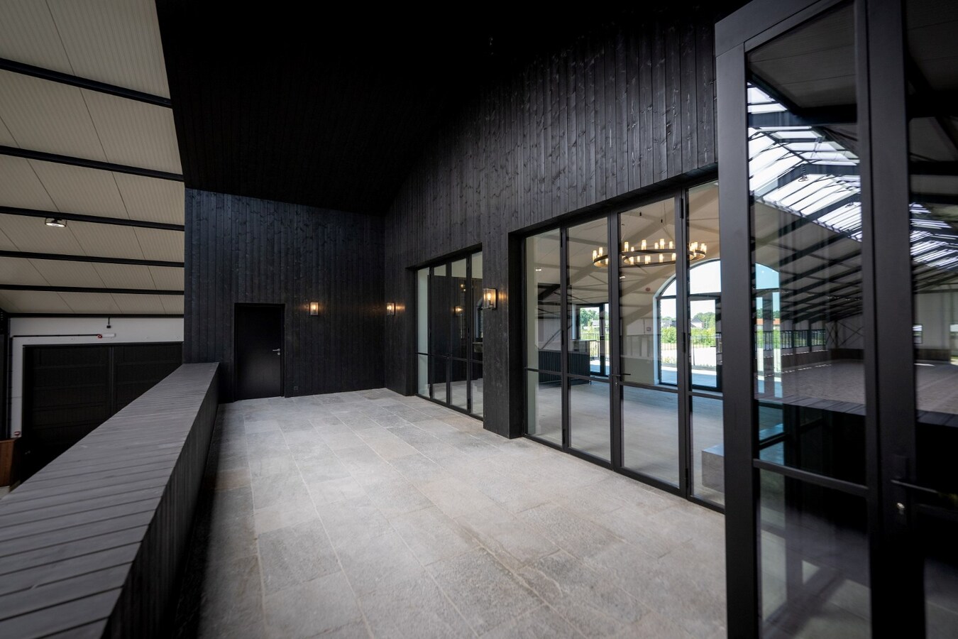 Exclusieve professionele hippische accommodatie (nieuwbouw) met villa op ca. 9 ha te Neerpelt 