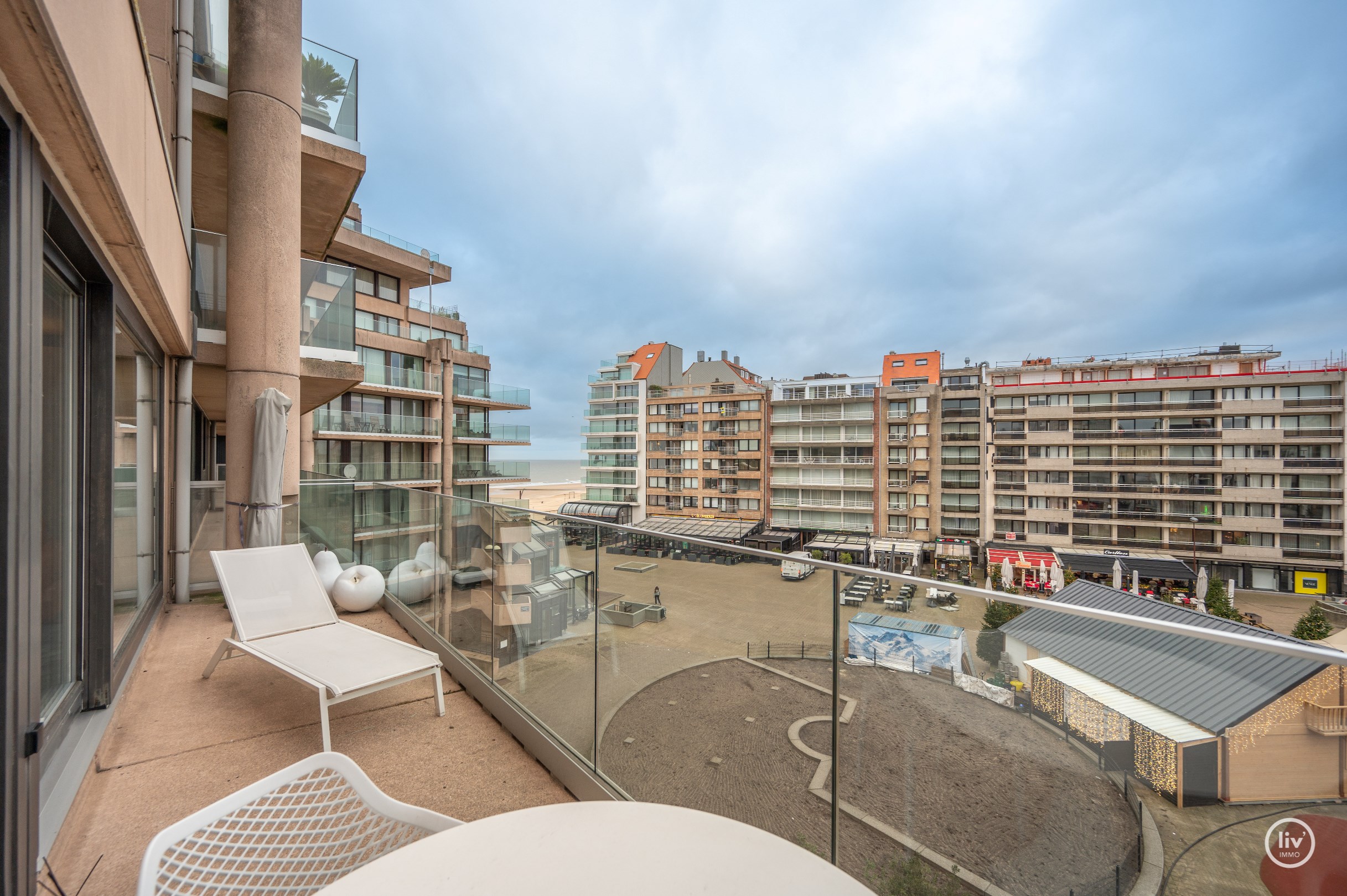 Appartement spacieux (115 m&#178;) et enti&#232;rement r&#233;nov&#233; avec une magnifique vue sur la mer, id&#233;alement situ&#233; sur la place Van Bunnen &#224; Knokke. 