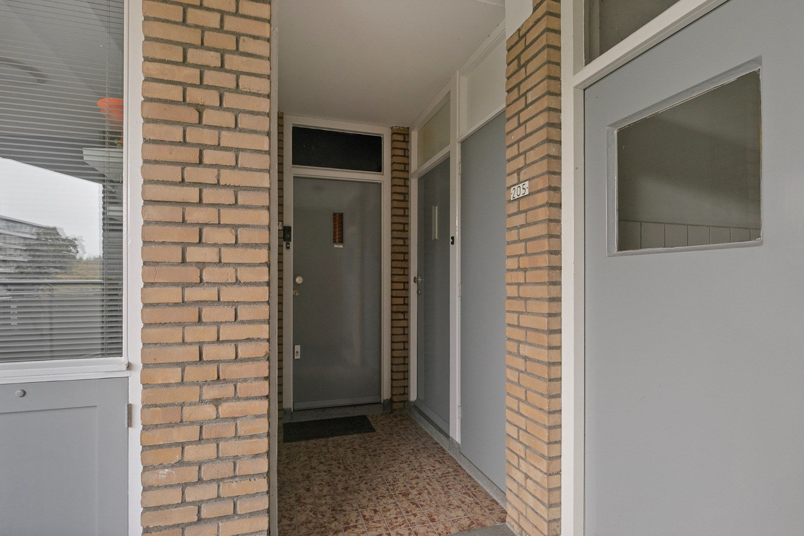 Starters opgelet! Studio appartement op de vijfde verdieping in de wijk Ommoord en gelegen op eigen grond! 