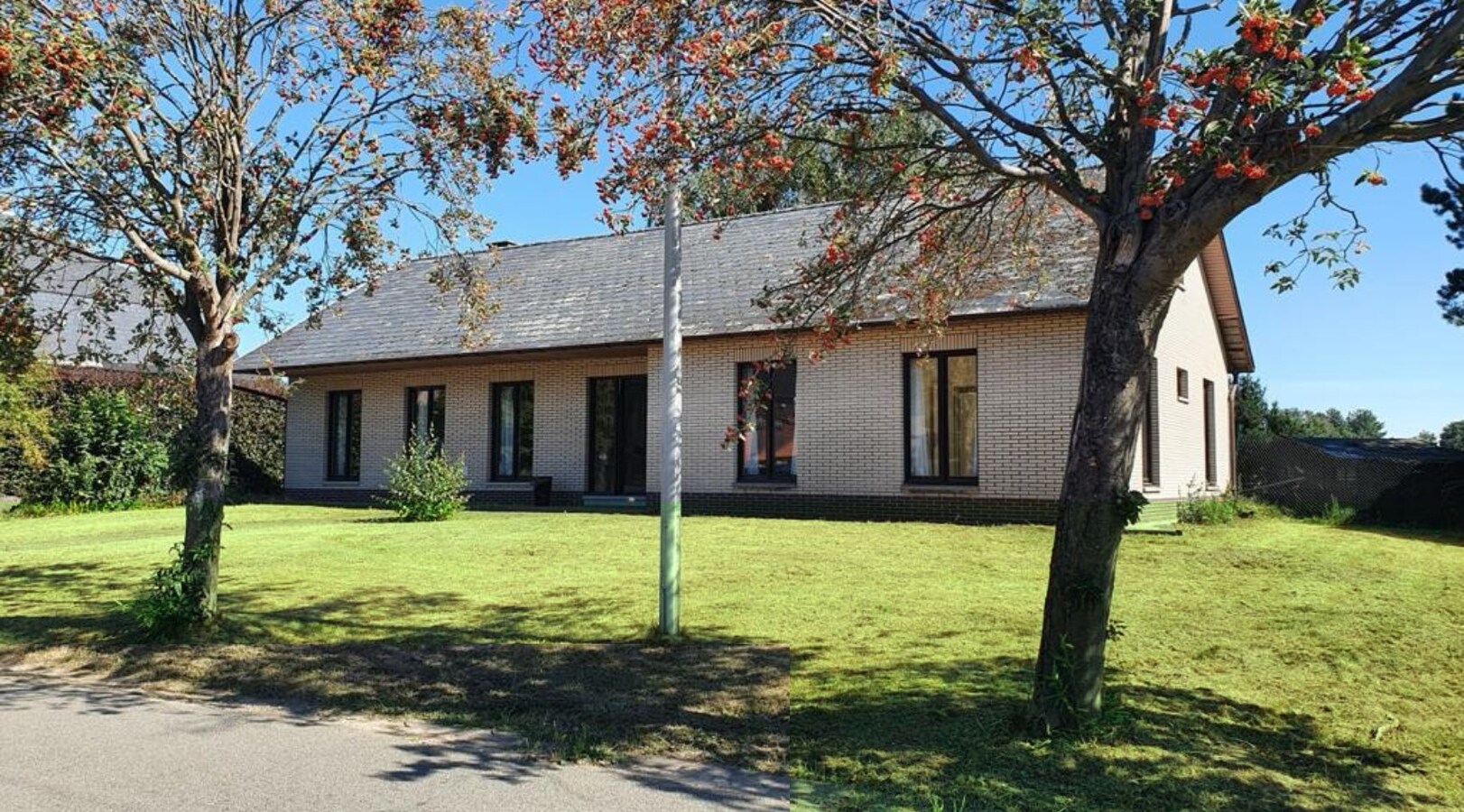 Ruime, gerenoveerde bungalow op perceel van 1032 m&#178; 