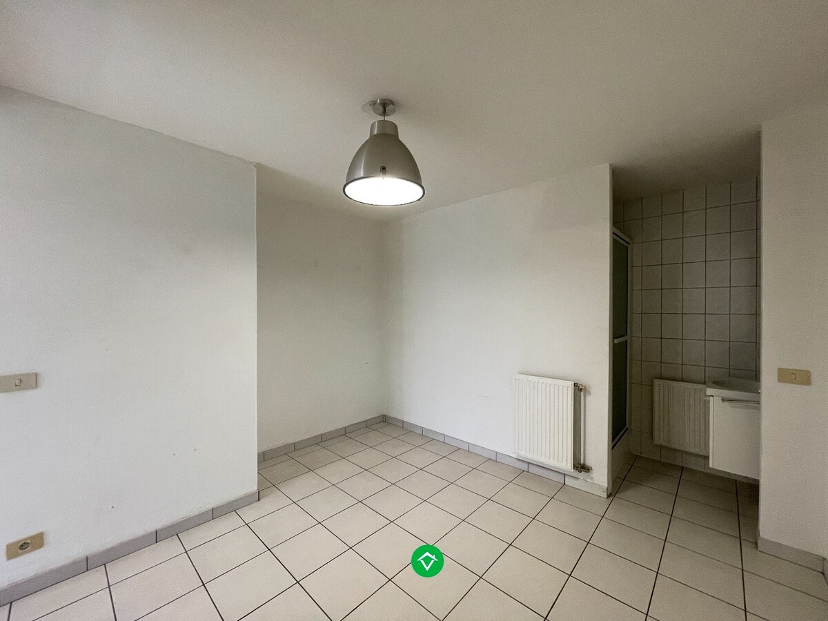 Gelijkvloers appartement met &#233;&#233;n slaapkamer, tuin en garage in centrum Roeselare 