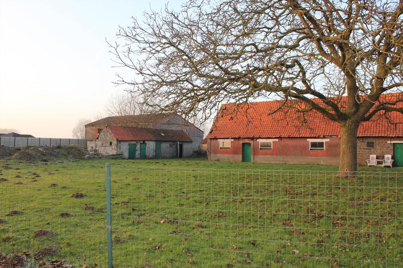 Mooi perceel LANDBOUWGRONDgrond met stallingen op ca. 1,05Ha te Vinkt 