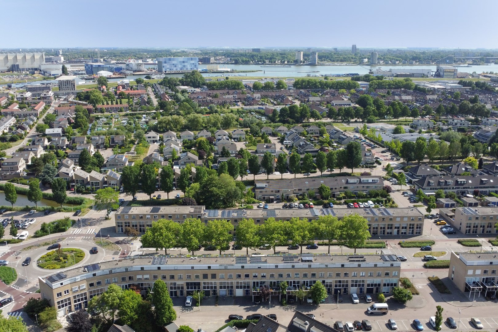 Licht, ruimte en luxe onder &#233;&#233;n dak – ideaal gezinshuis met 3 slaapkamers, moderne keuken, balkon en zonovergoten dakterras! 