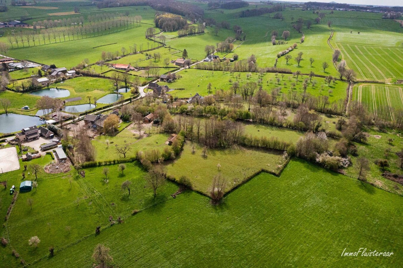 Unieke eigendom inclusief B&amp;B/vakantiewoningen, woonhuis en stal met veel charme op ca. 2,7 ha te Voeren 