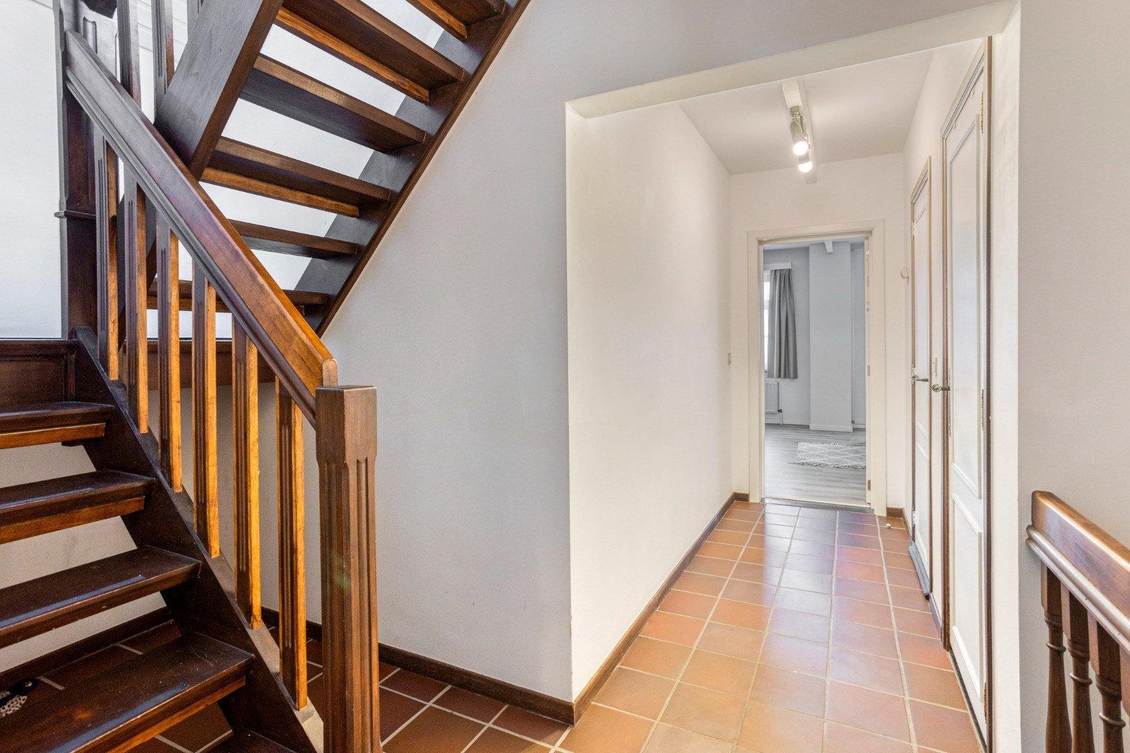 Rustig gelegen open bebouwing met 5 slaapkamers, 3 badkamers, dubbele garage en zonnige tuin in Tervuren – EPC 201 kWh/m&#178; – bewoonbare oppervlakte 339 m&#178; 