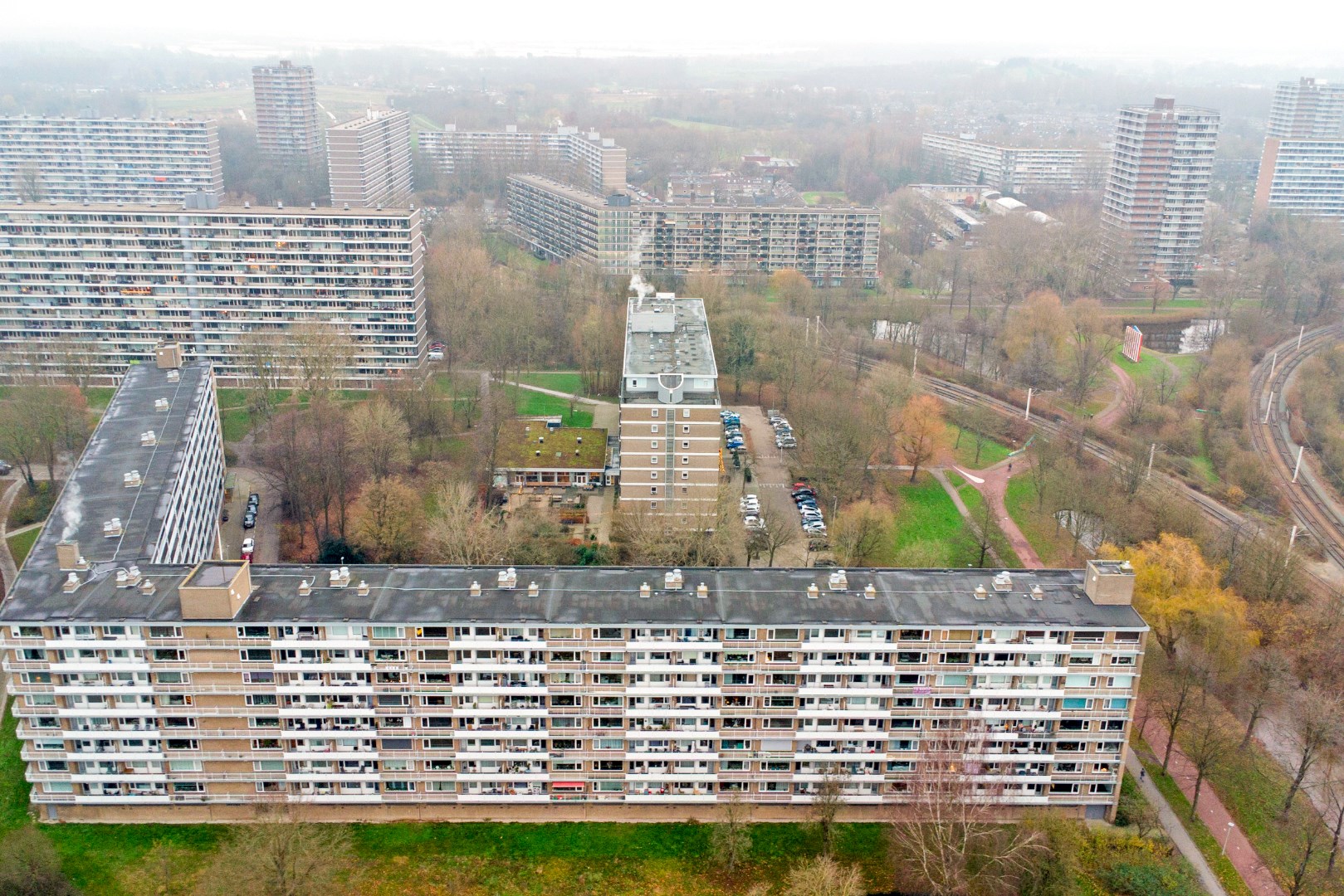 Dit Turn-key  4-kamer appartement op de 7e verdieping van bijna 100 m2  met een breed balkon op het zuidwesten is gelegen op eigen grond! 