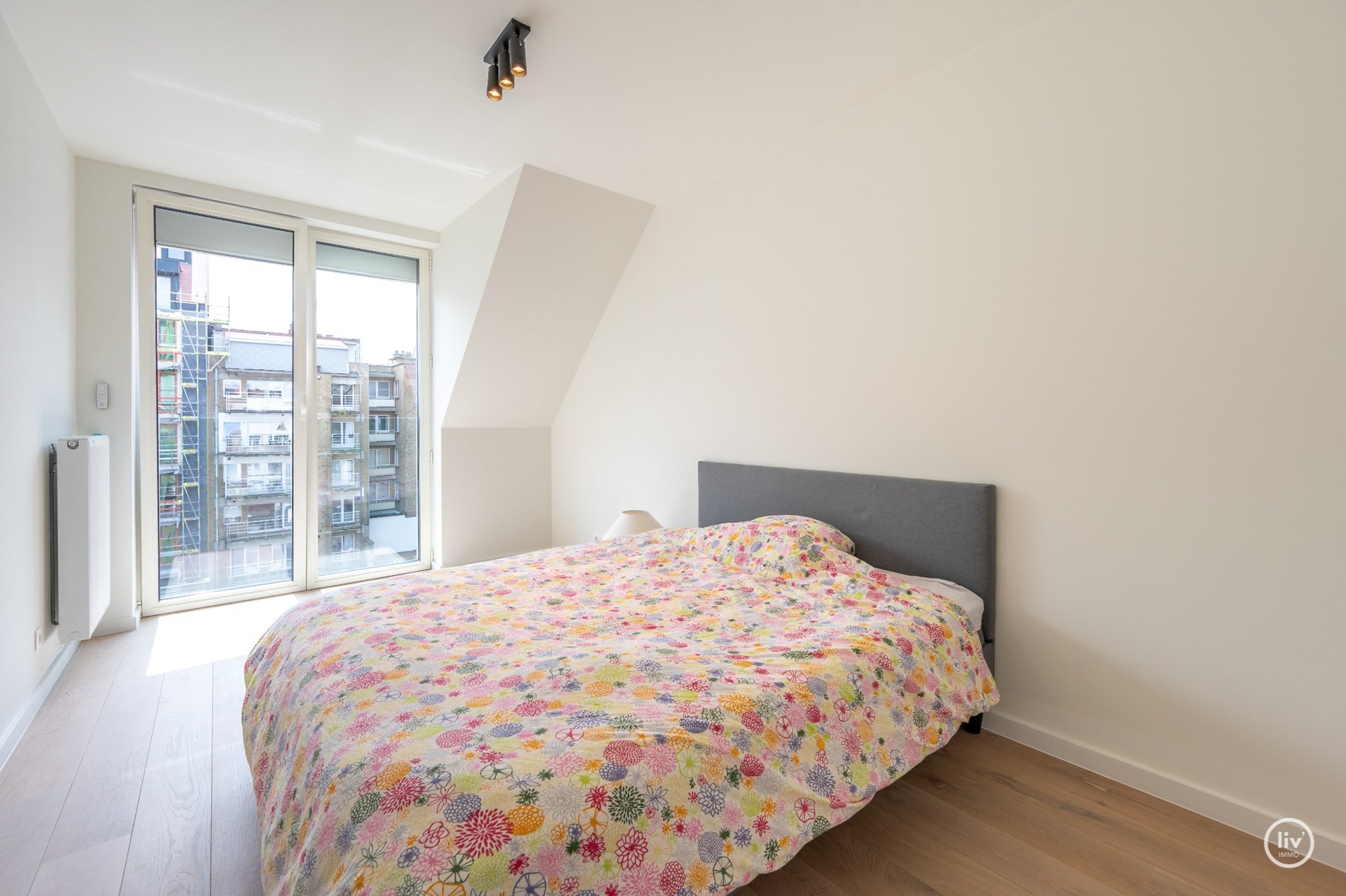Prachtig, ruime en tevens r&#233;cente triplex (199 m2) in een zijstraat van de lippenslaan vlakbij de zeedijk te Knokke. 