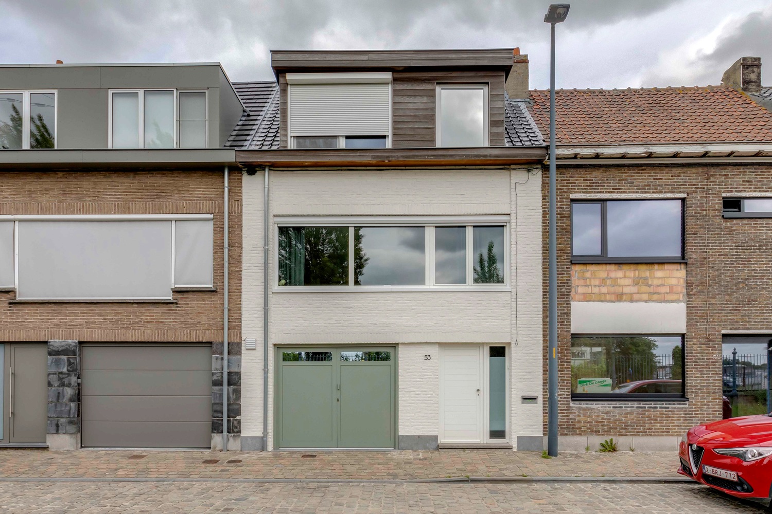 Instapklare woning met garage en volledig aangelegde tuin 