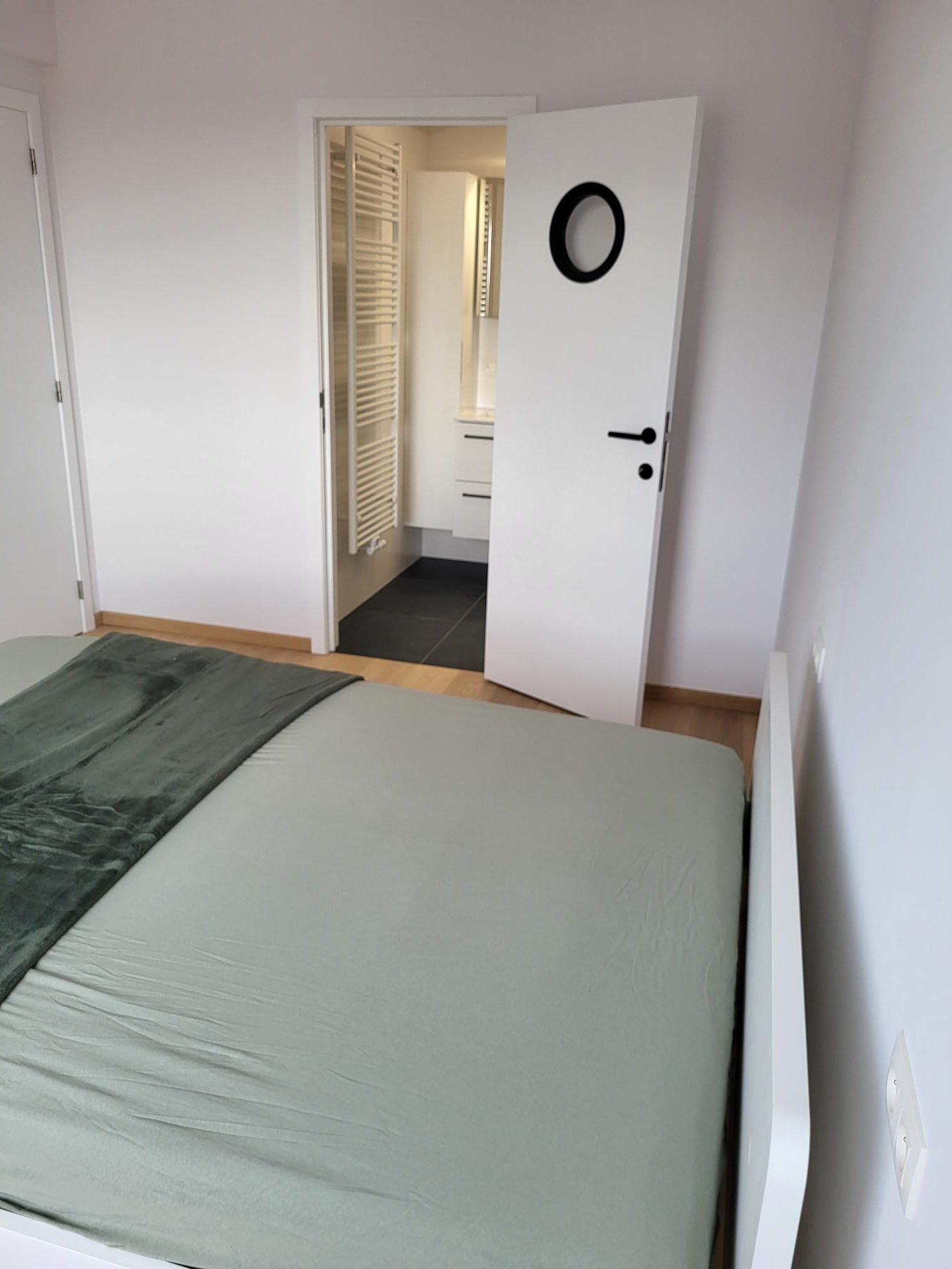 Zonnig Appartement met 2 Slaapkamers vlak bij de Zeedijk te Heist. 