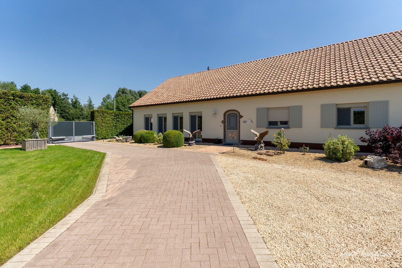 Beautiful ready-to-move-in long-farmhouse with horse stables and pasture on approximately 1.4 hectares in Geetbets. 