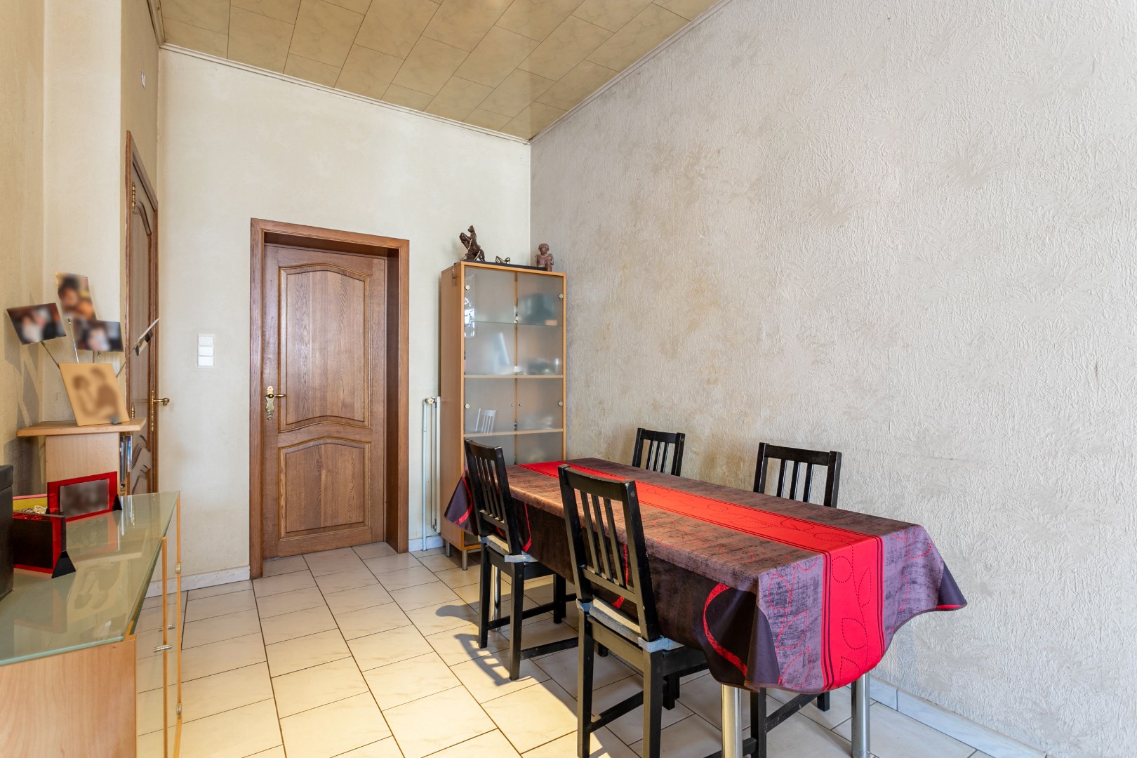Op te frissen woning met 2 &#224; 3 slpk en tuin te Buizingen. 