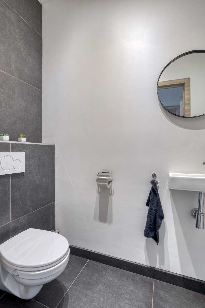 Energiezuinig gelijkvloers 2 slpk. appartement met 2 garages en staanplaats in Leopoldsburg 