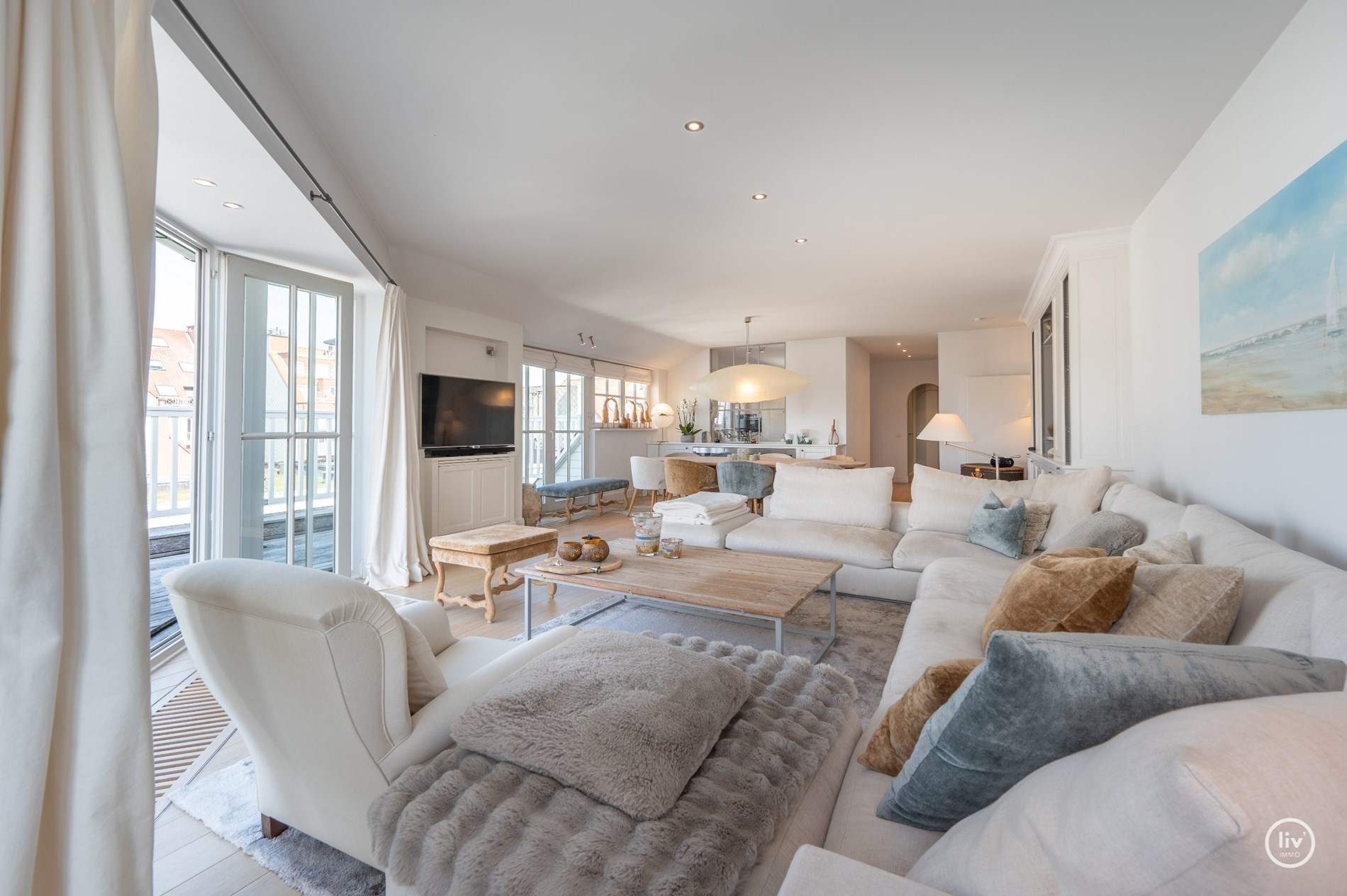 Duplex d&#39;angle de 160 m2 avec de magnifiques vues d&#233;gag&#233;es sur l&#39;avenue Dumortier &#224; Knokke. 